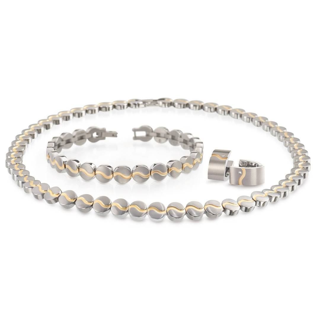 Zilveren sieradenset: ketting, armband en oorringen met gouden accenten op een witte achtergrond.