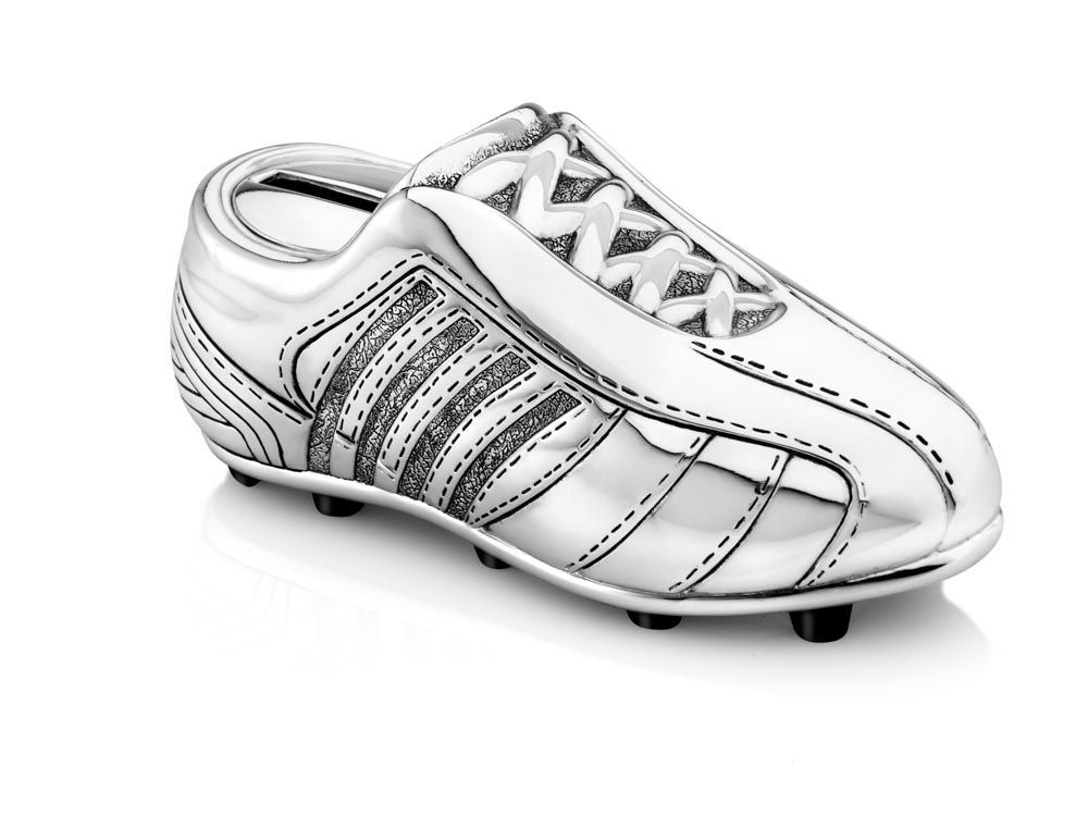 Zilveren voetbalschoenbedel met zwarte accenten, zittend op een witte achtergrond.
