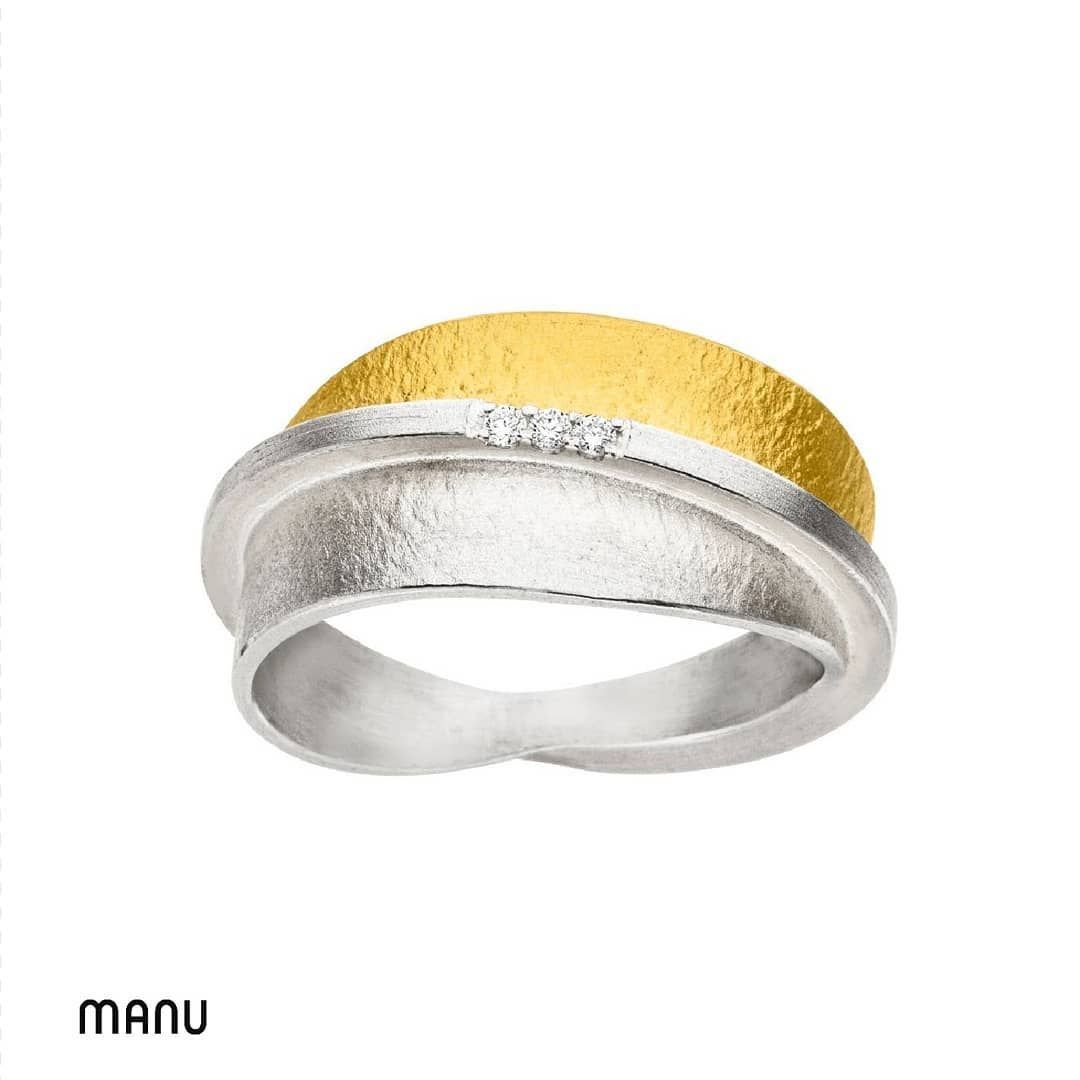 Zilveren ring met een getextureerde gouden band aan de bovenkant en kleine diamantjes.