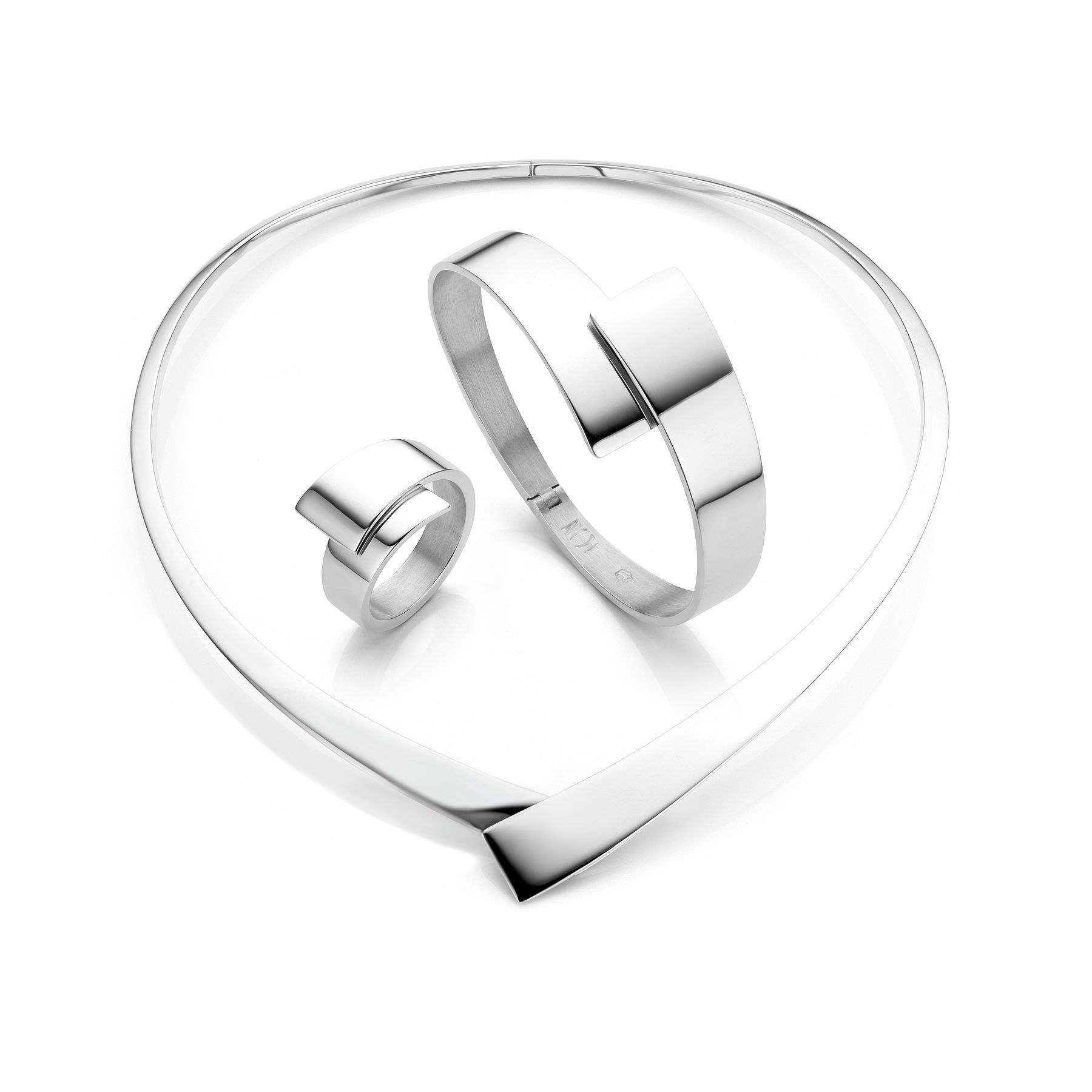 Zilveren sieradenset: ring, armband en ketting met geometrisch ontwerp.