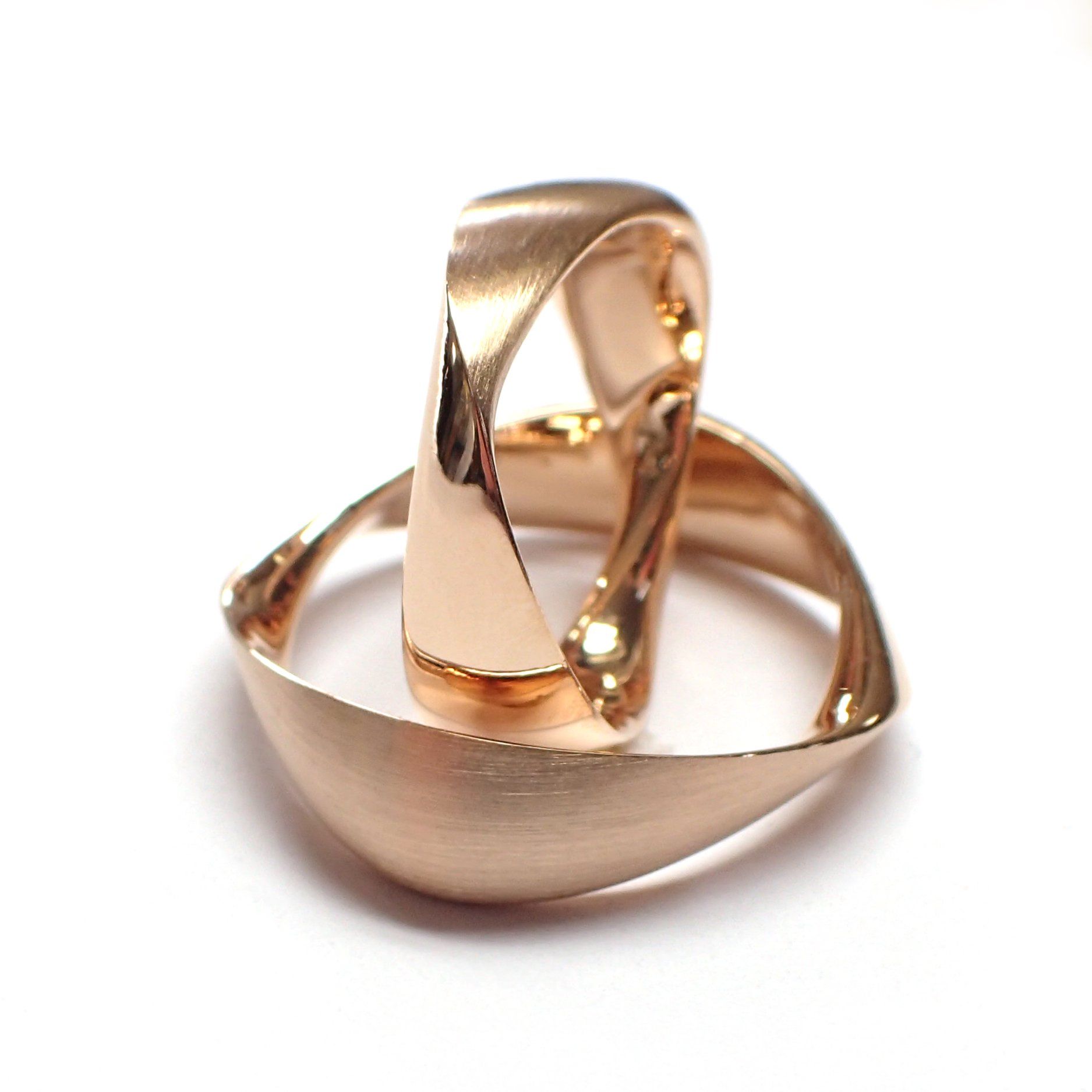 Roségouden ring met een ontwerp met drie lussen.