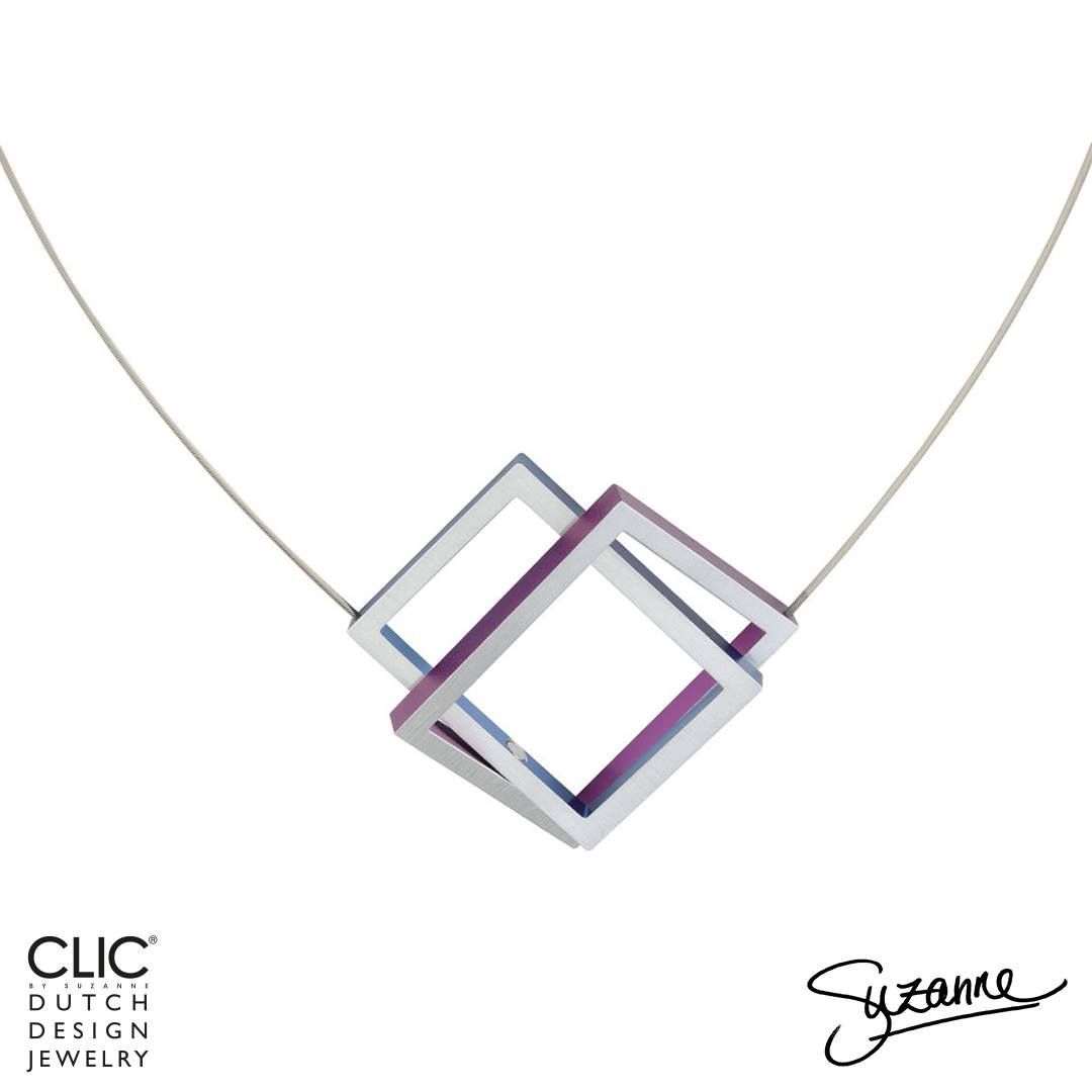 Zilveren ketting met twee overlappende vierkante frames, paars accent.