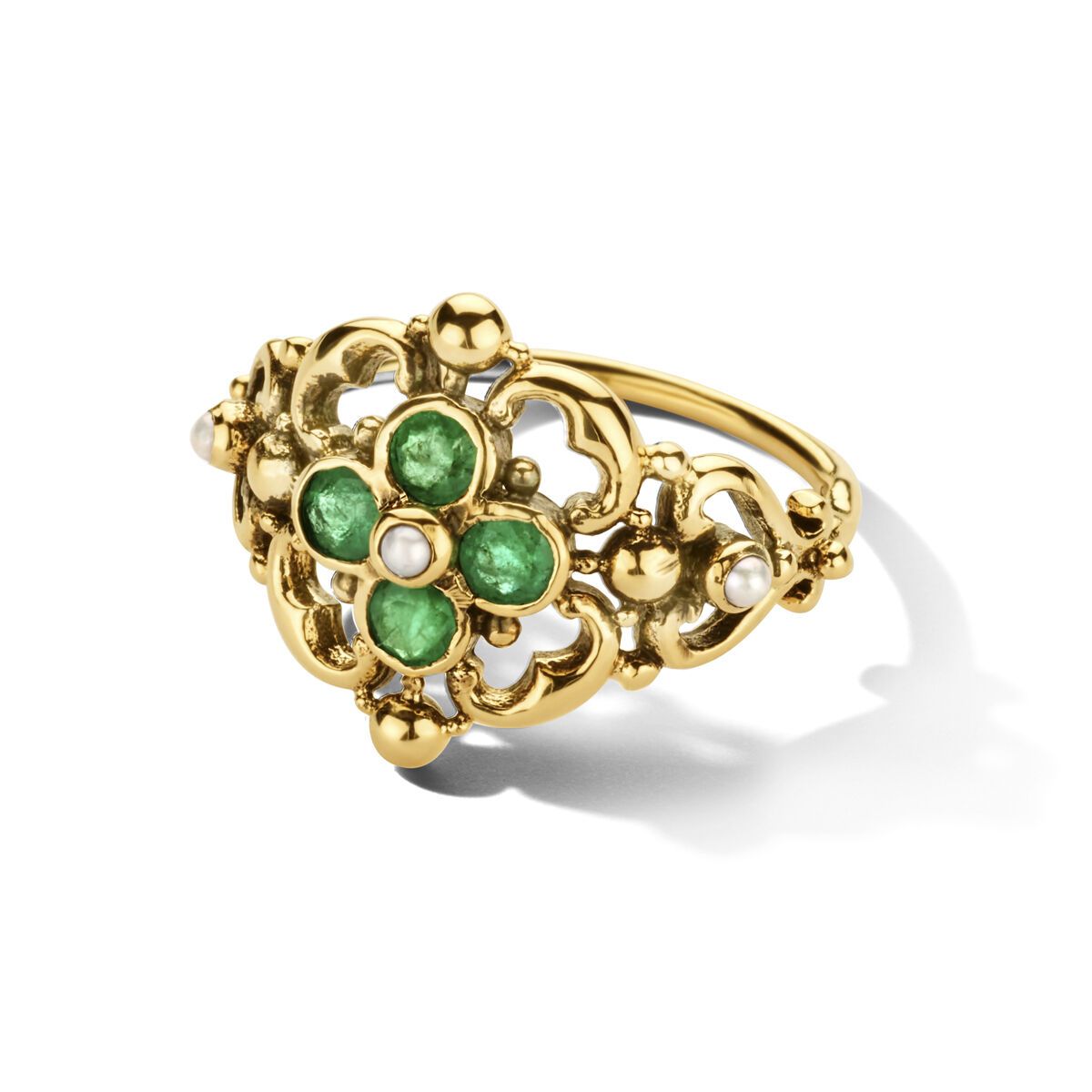 Gouden ring met smaragd- en parelbloemmotief.