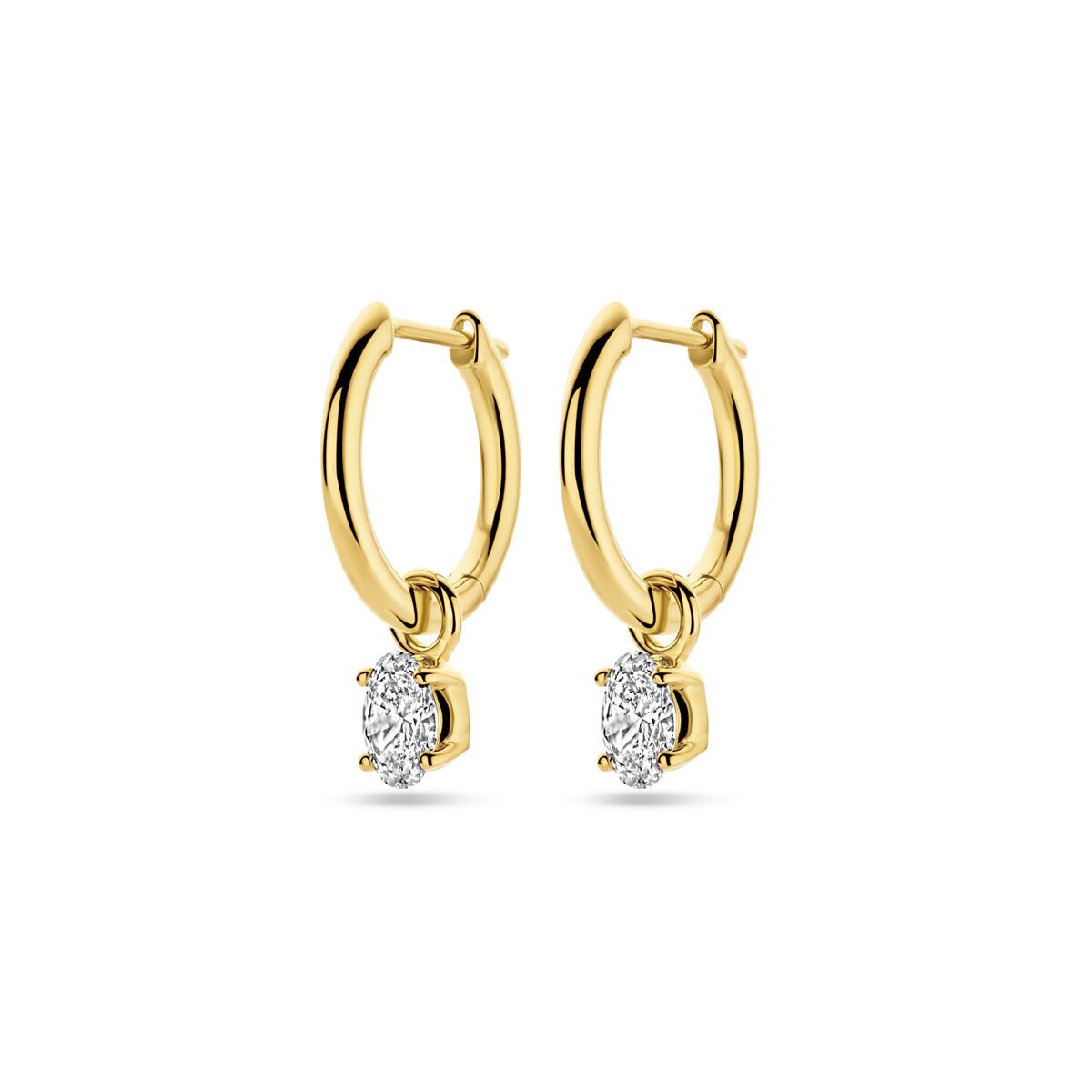 Gouden creolen met hangende ovale diamanten hangers.