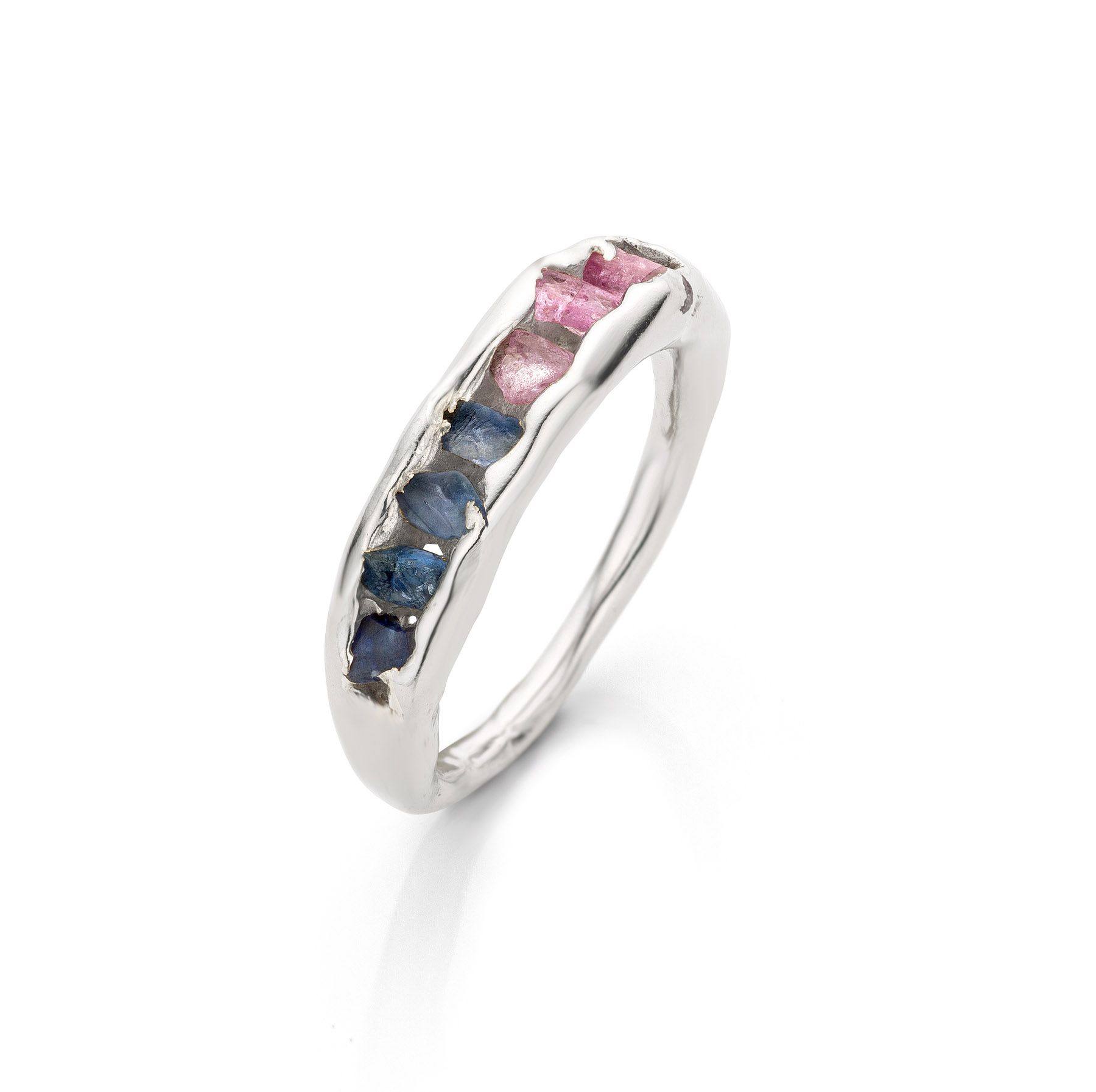 Zilveren ring met een rij blauwe en roze edelstenen.
