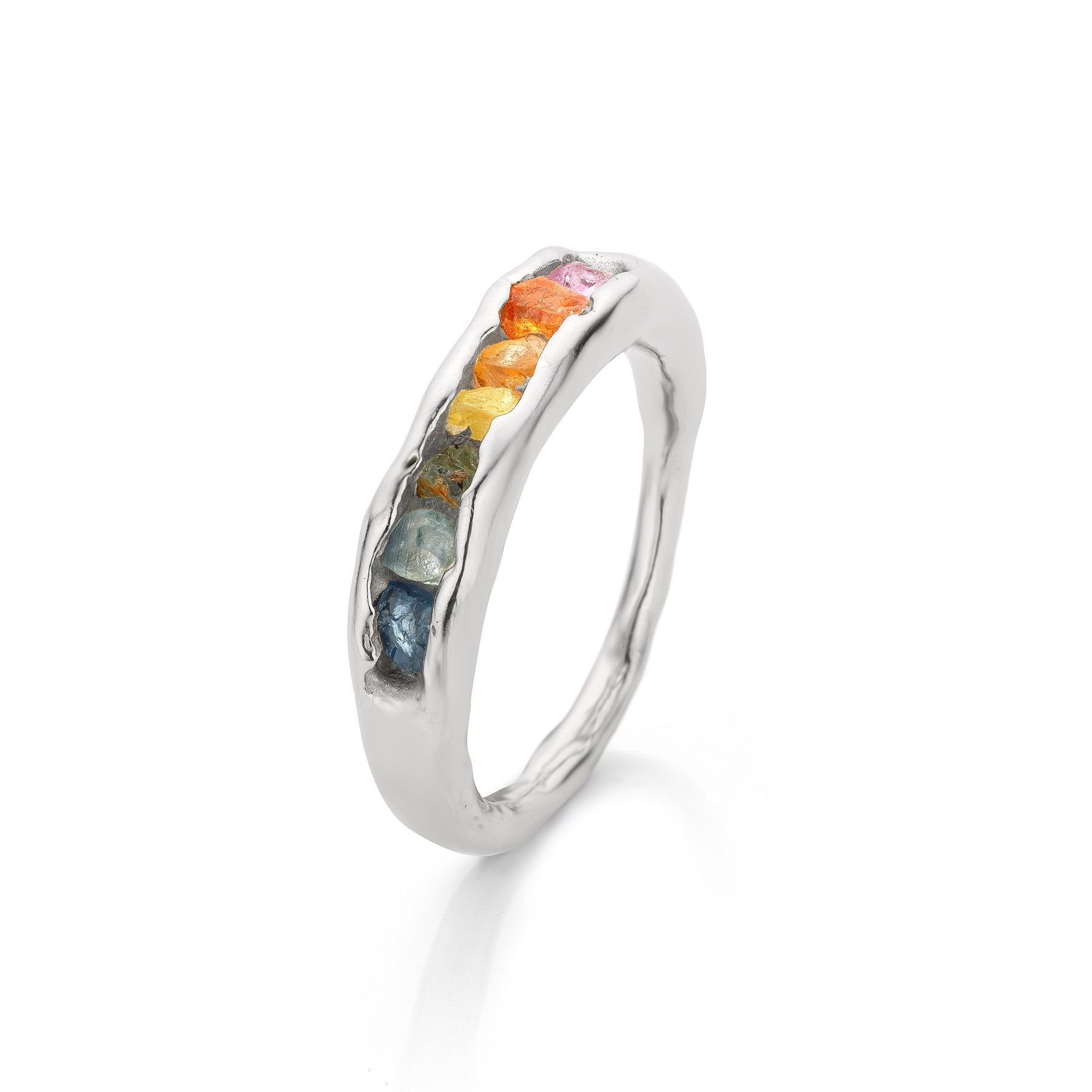 Zilveren ring met bovenaan een rij edelstenen in alle kleuren van de regenboog.