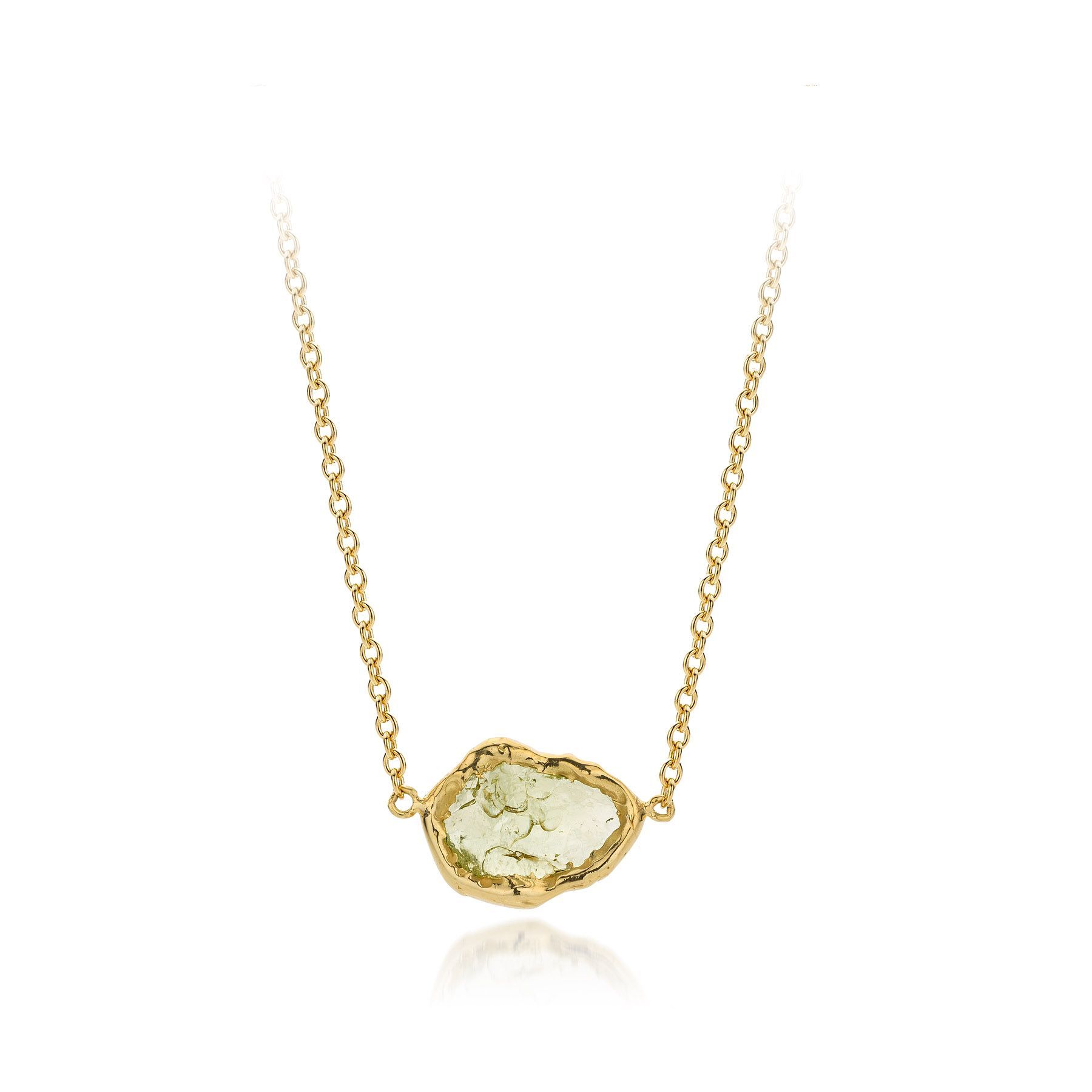 Gouden ketting met hanger van lichtgroene, onregelmatig gevormde stenen.