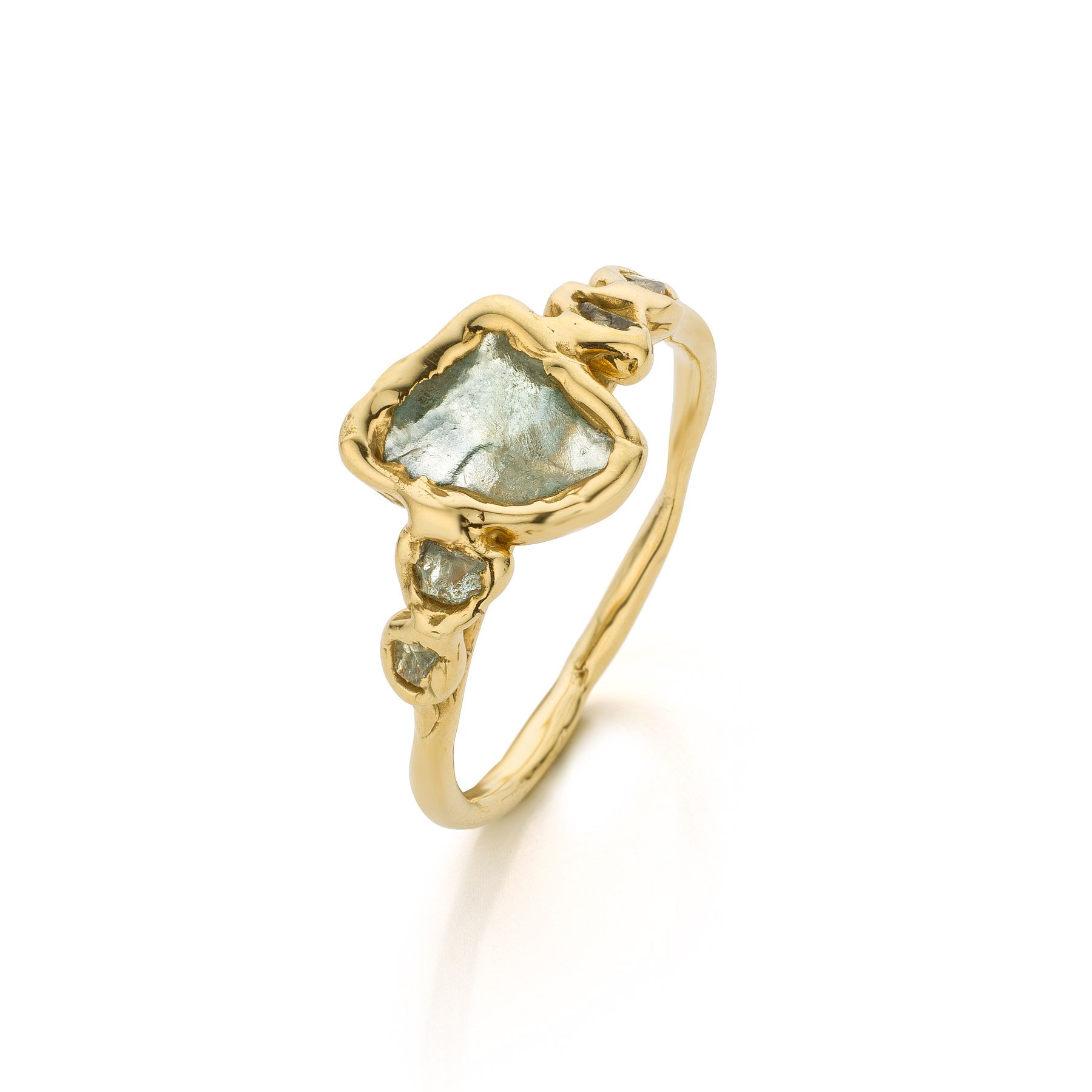 Gouden ring met een grote, onregelmatig gevormde blauwgroene steen en kleinere zijstenen.