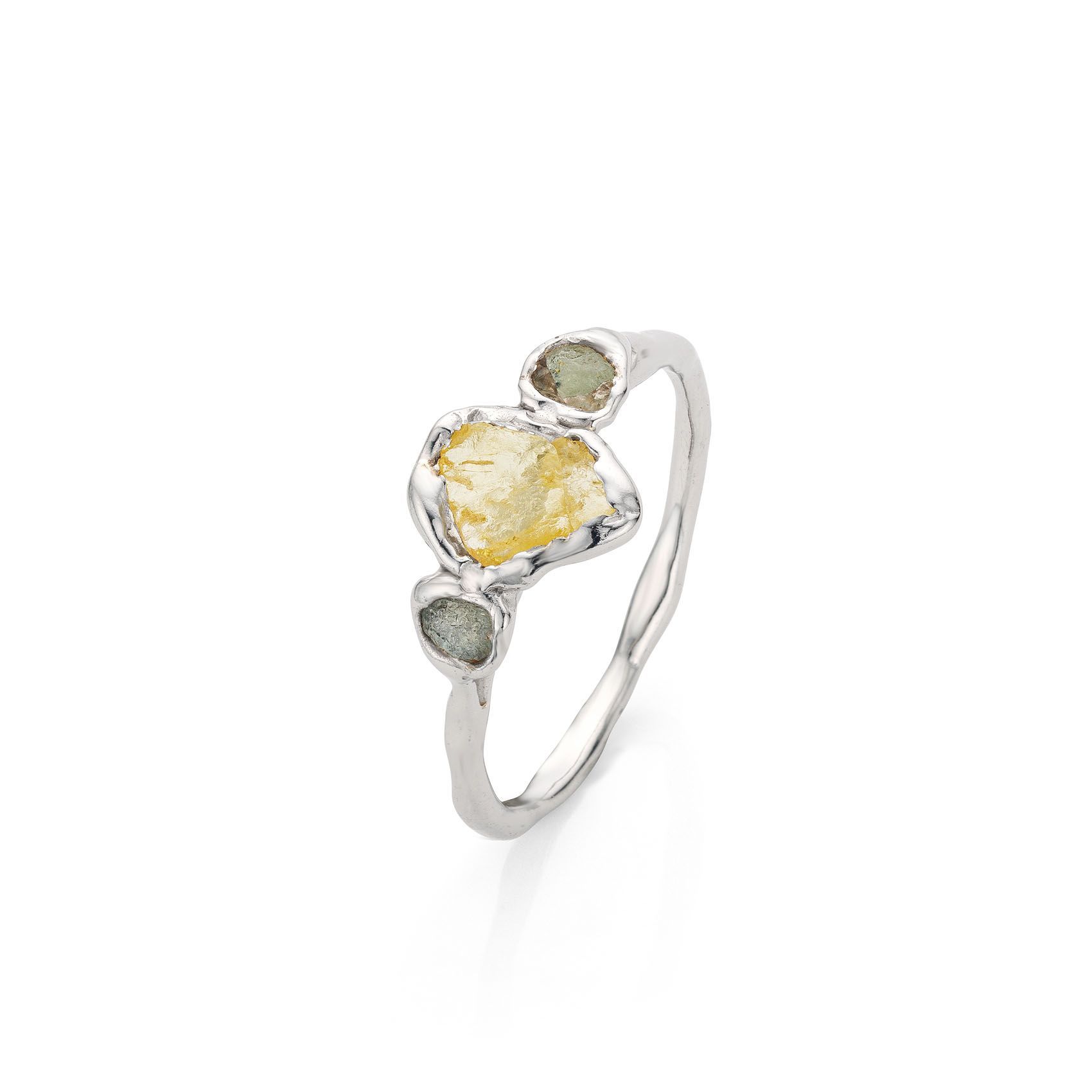 Zilveren ring met drie ruw geslepen diamanten, één gele en twee groene, op een witte achtergrond.