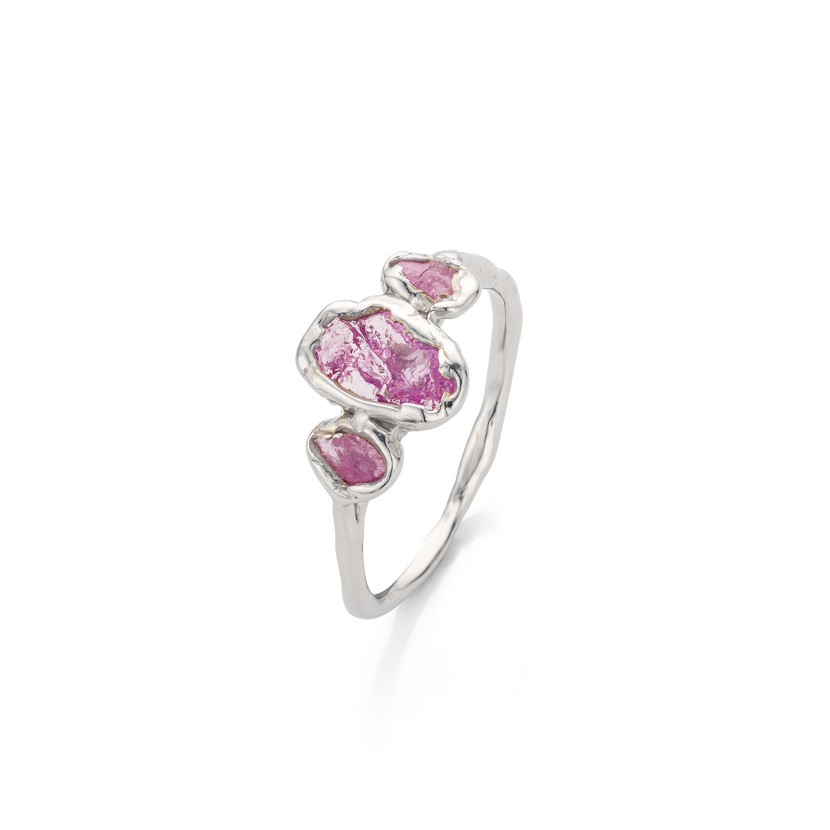 Zilveren ring met drie roze, onregelmatig gevormde edelstenen.