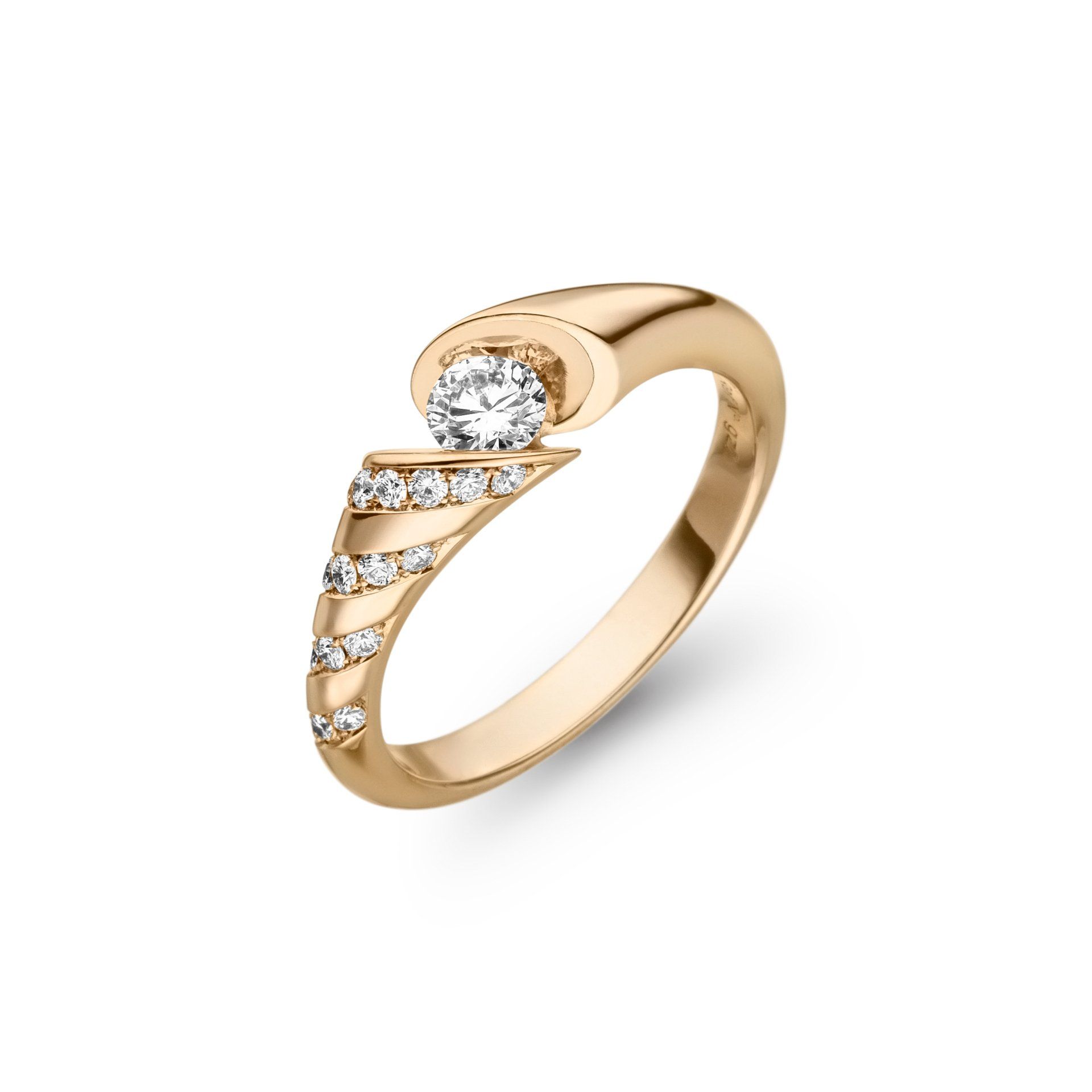 Gouden ring met een centrale diamant en kleinere diamanten op de band.