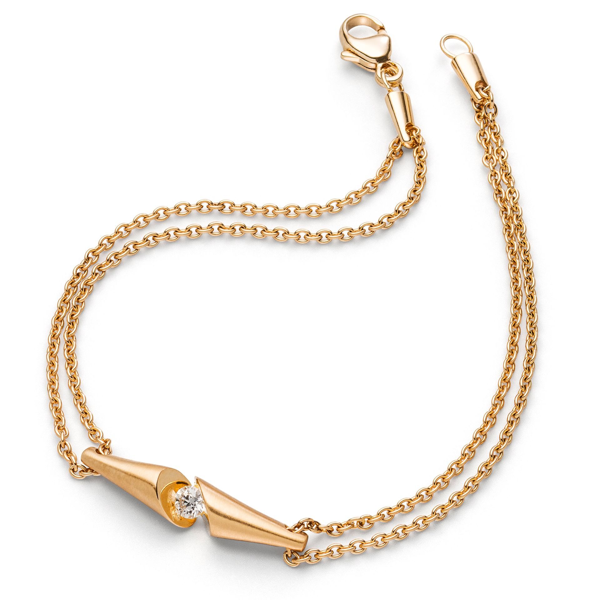Gouden armband met twee kettingen, een kegelvormig middenstuk met een klein diamantje.