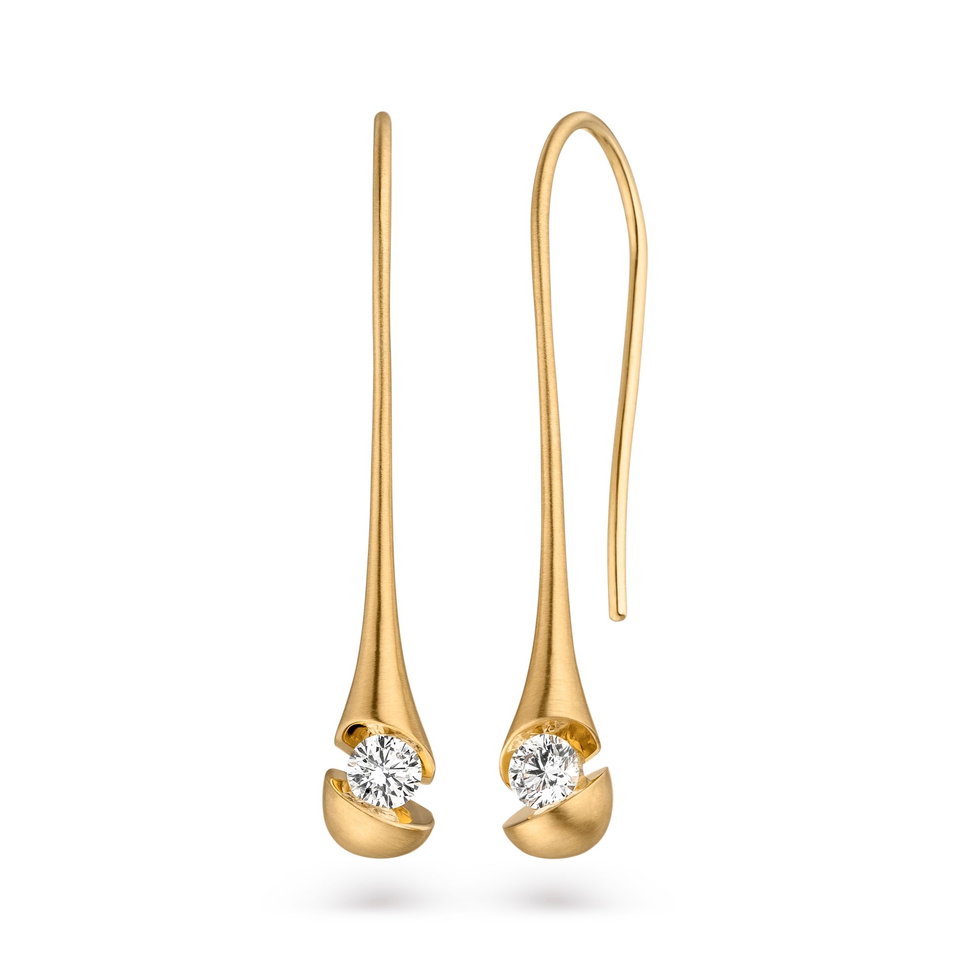 Gouden oorbellen met diamanten accenten, witte achtergrond.