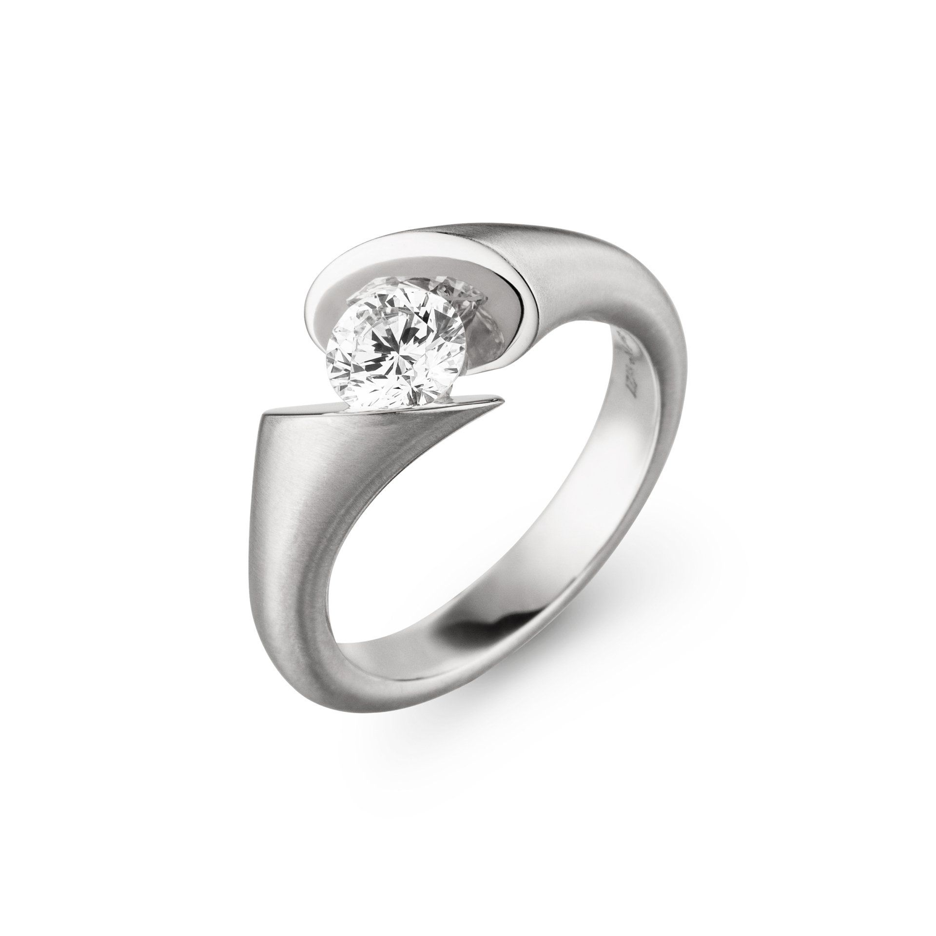 Diamanten ring met een modern, asymmetrisch design, in een geborstelde zilveren afwerking.