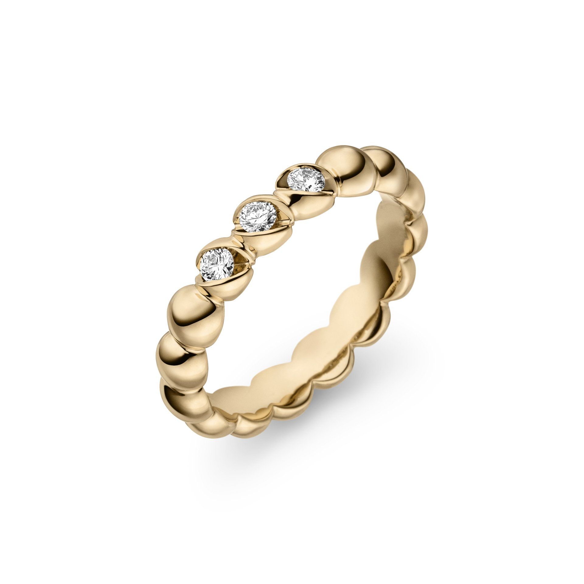 Gouden ring met in een kast gezette diamanten. Ronde, getextureerde band.