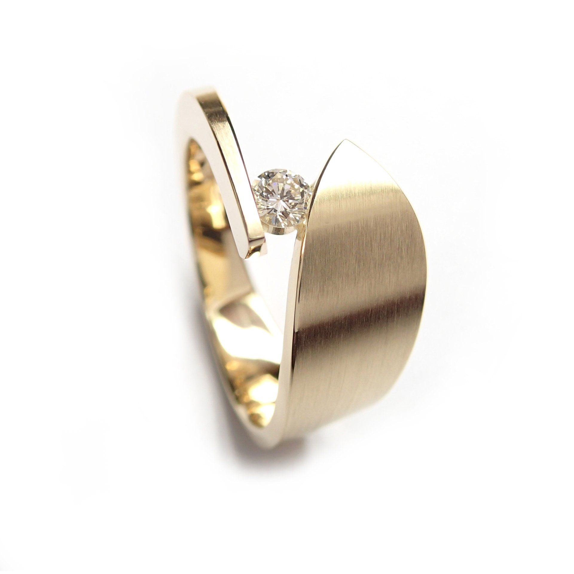 Gouden ring met een geborstelde afwerking, bezet met een klein cluster diamanten.