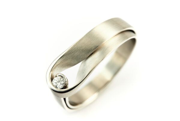 Elegant opgestoken kapsel met witte bloemenaccenten.