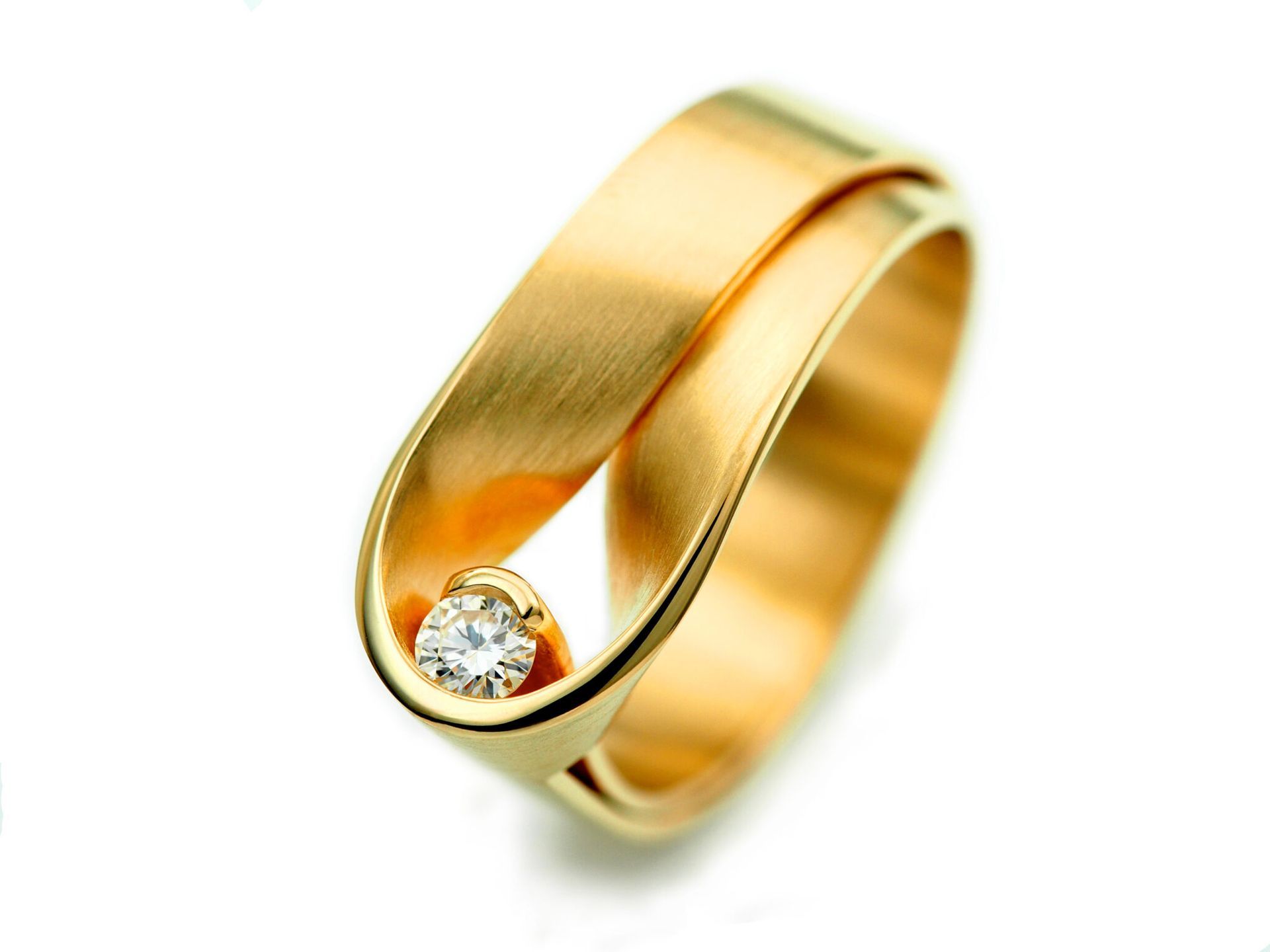 Gouden ring met een gebogen ontwerp, bezet met één diamant.