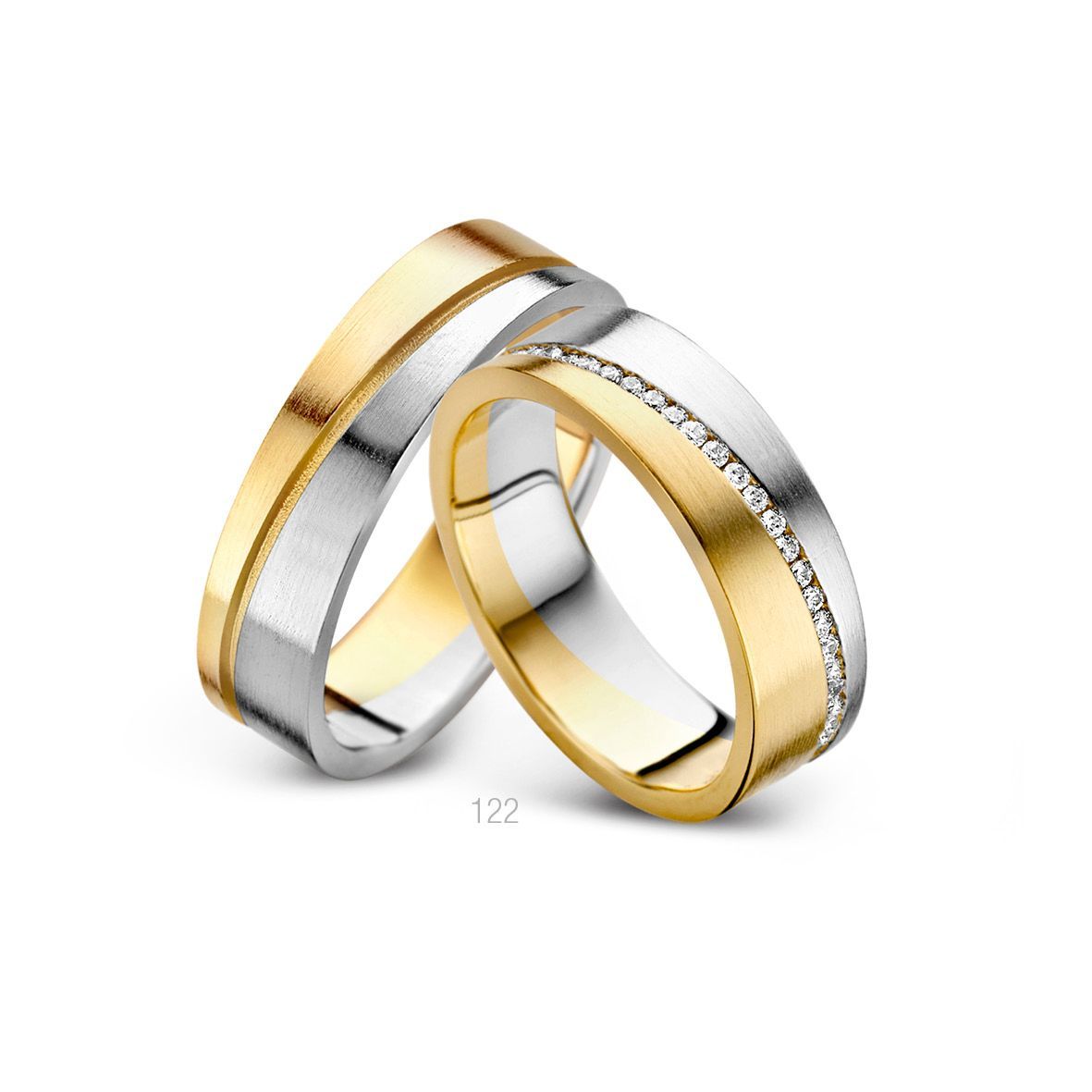 Tweekleurige trouwringen: één gouden band met diamanten, de andere goud en zilver.