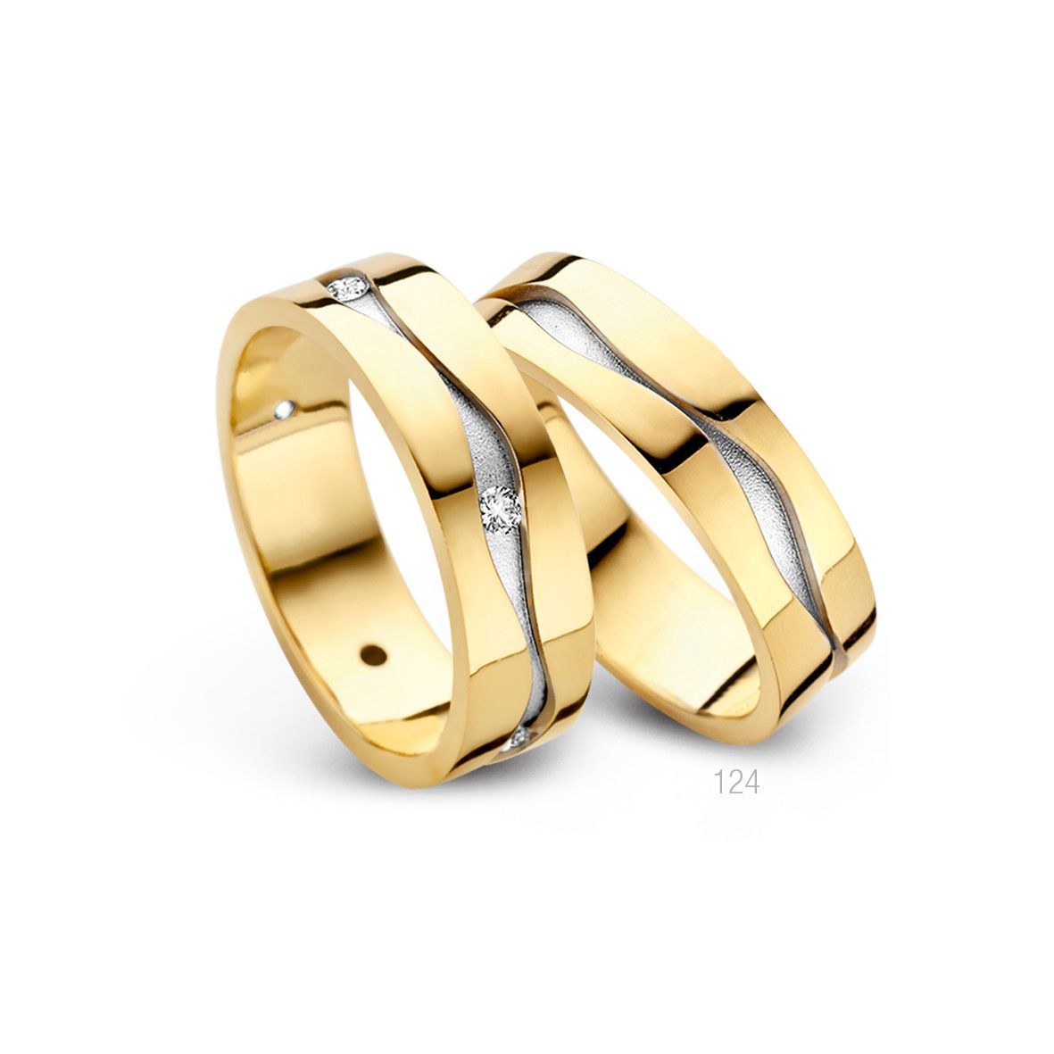 Twee gouden trouwringen, waarvan één met een klein diamantje, met een golvend zilveren inlegwerk.