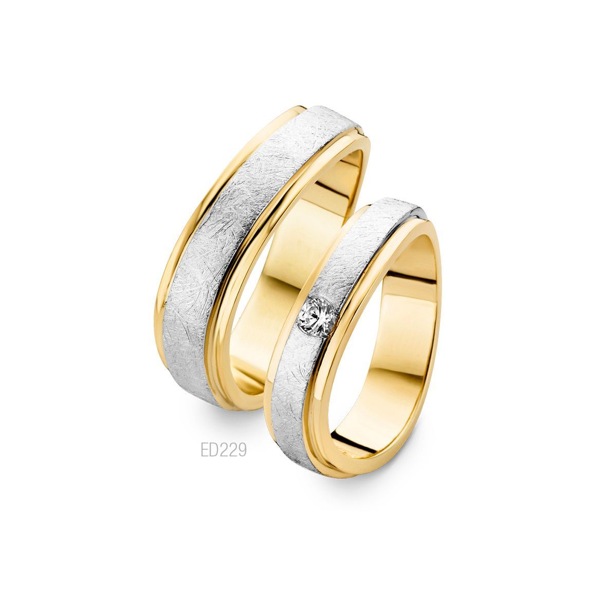 Twee gouden trouwringen met een getextureerde zilveren band en een enkele diamant.