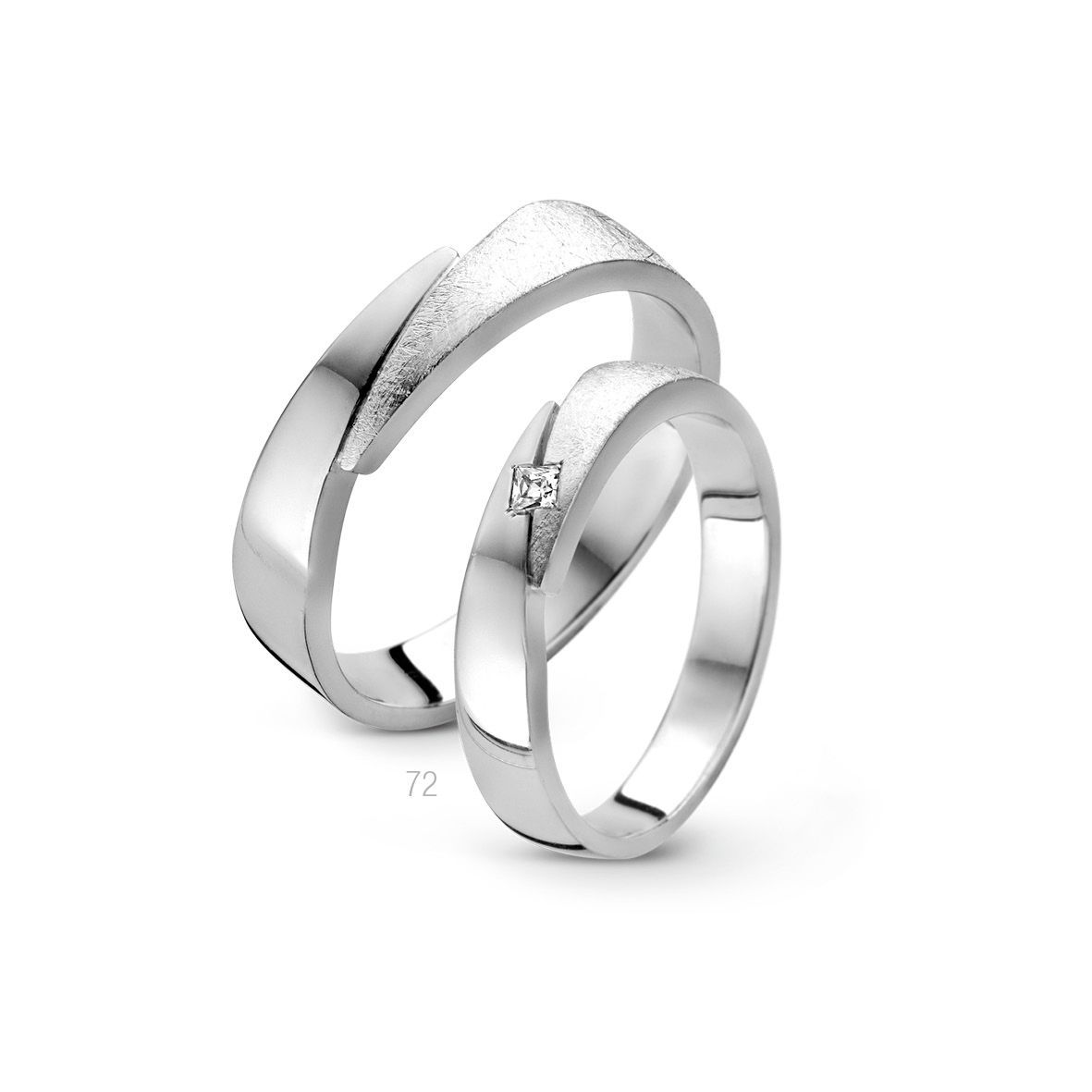 Twee zilveren trouwringen, waarvan één met een kleine diamant en een structuurmotief.