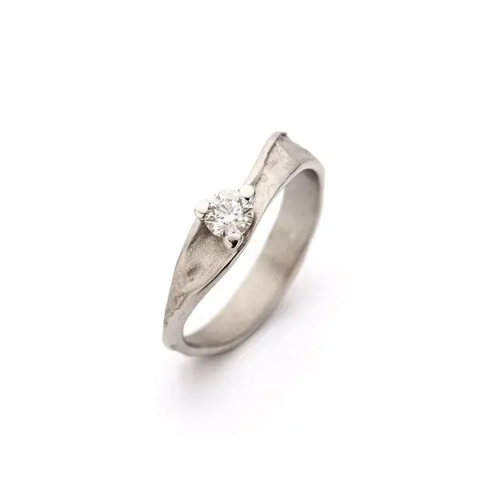 Verlovingsring van witgoud met één diamant.