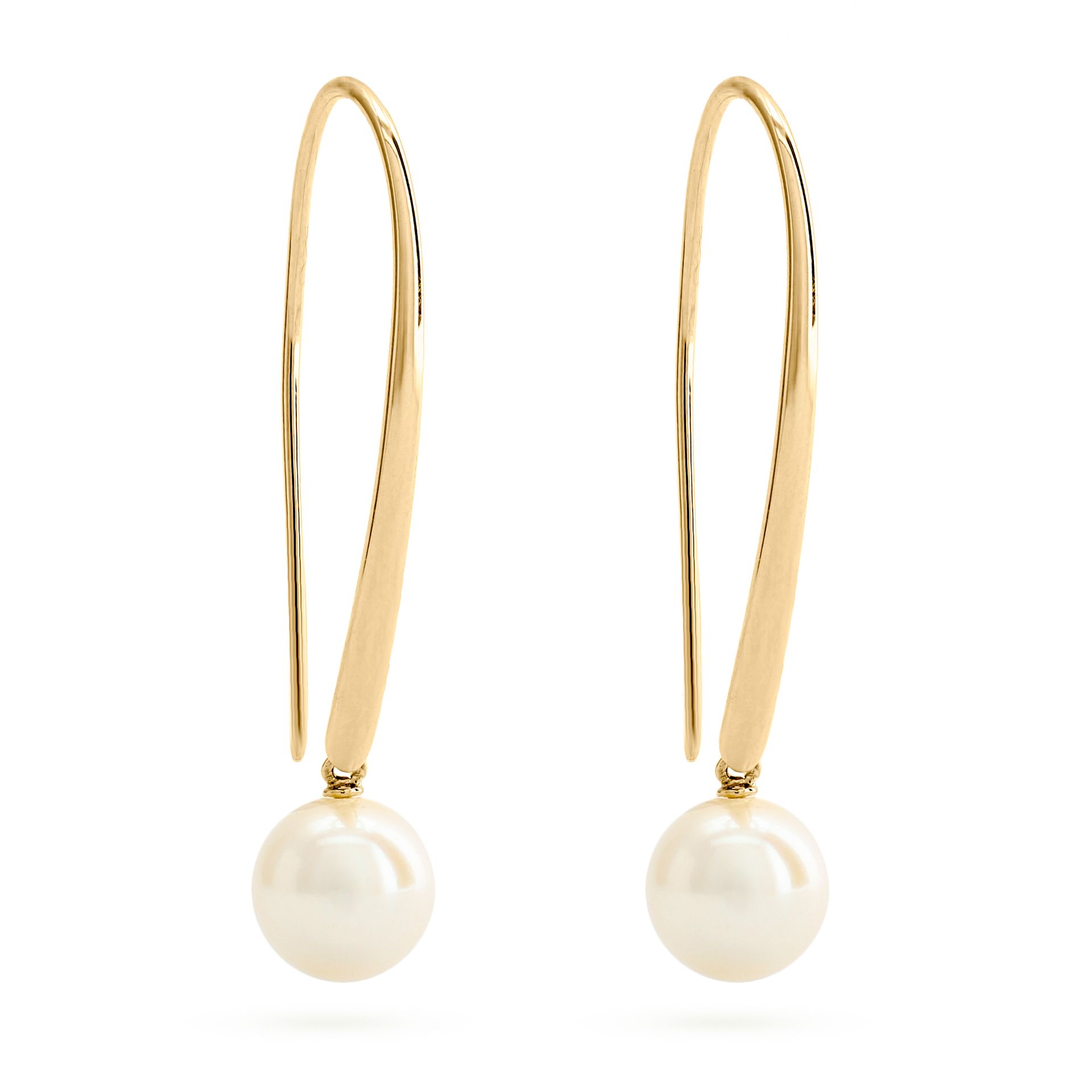 Gouden oorbellen met witte parelhangers.