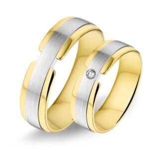 Gouden trouwringen met zilveren streep en een diamant.