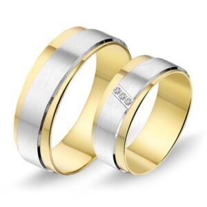 Tweekleurige trouwringen: gouden ringen met een geborsteld zilveren middenstuk, waarvan één met drie kleine diamanten.
