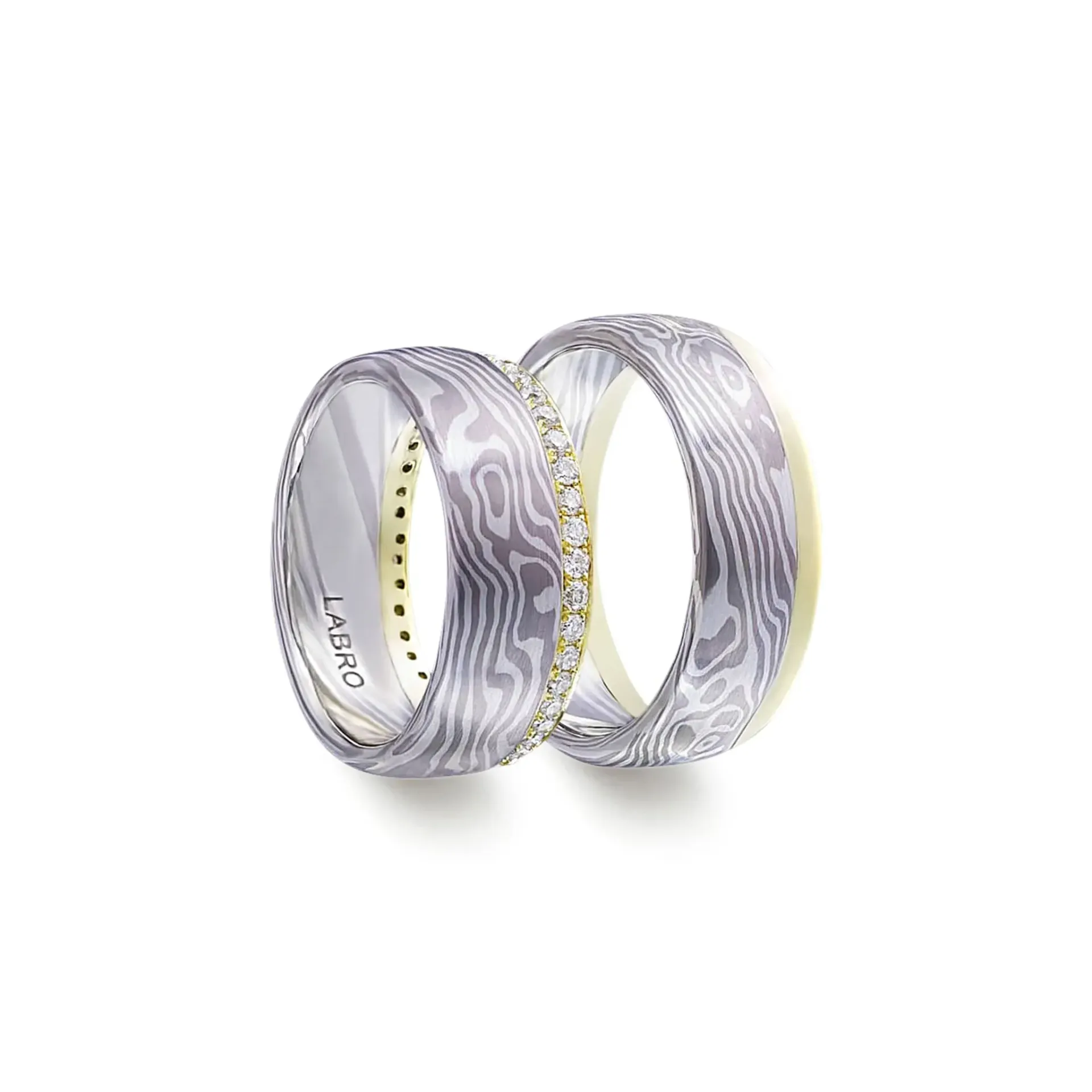Twee trouwringen van Damascusstaal, waarvan één met kleine diamanten.
