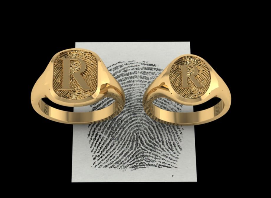Twee gouden ringen met de letter 