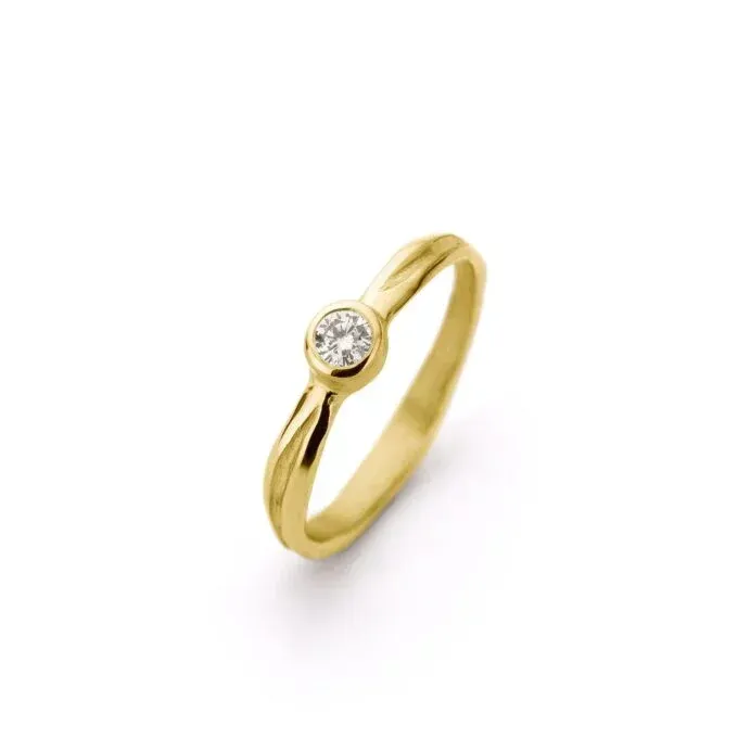 Gouden ring met een solitaire diamant.