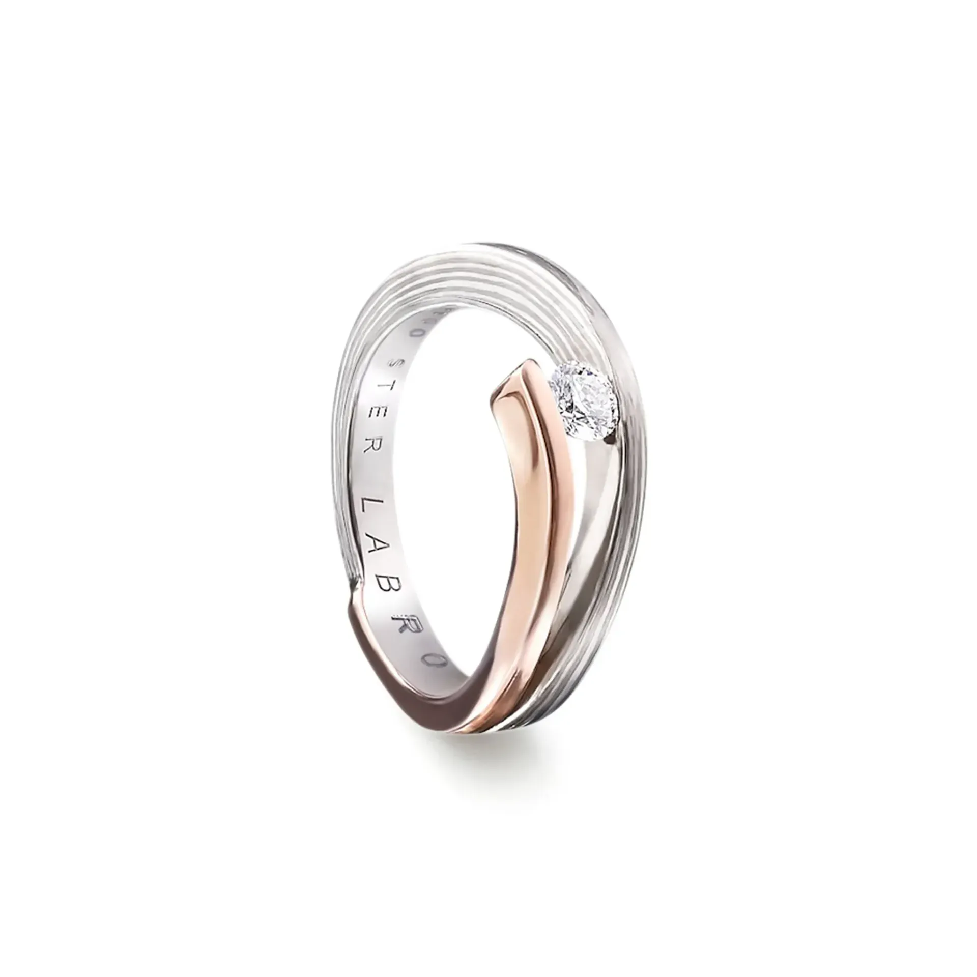 Ring met zilveren band, roségouden accent en kleine diamant.