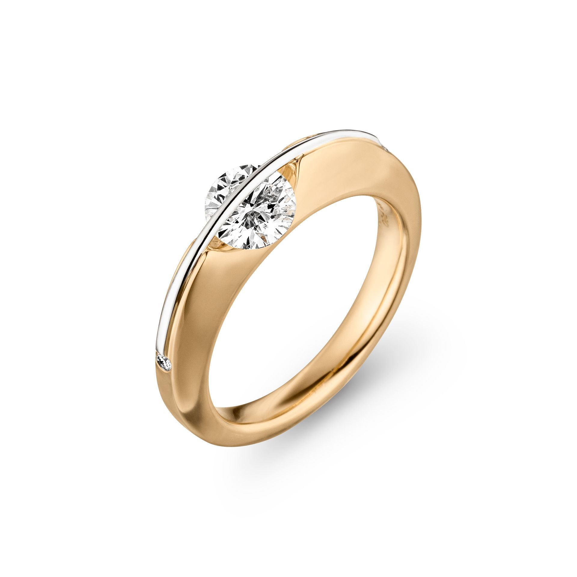Gouden ring met een grote, heldere diamant, gezet in een gebogen ontwerp, op een witte achtergrond.