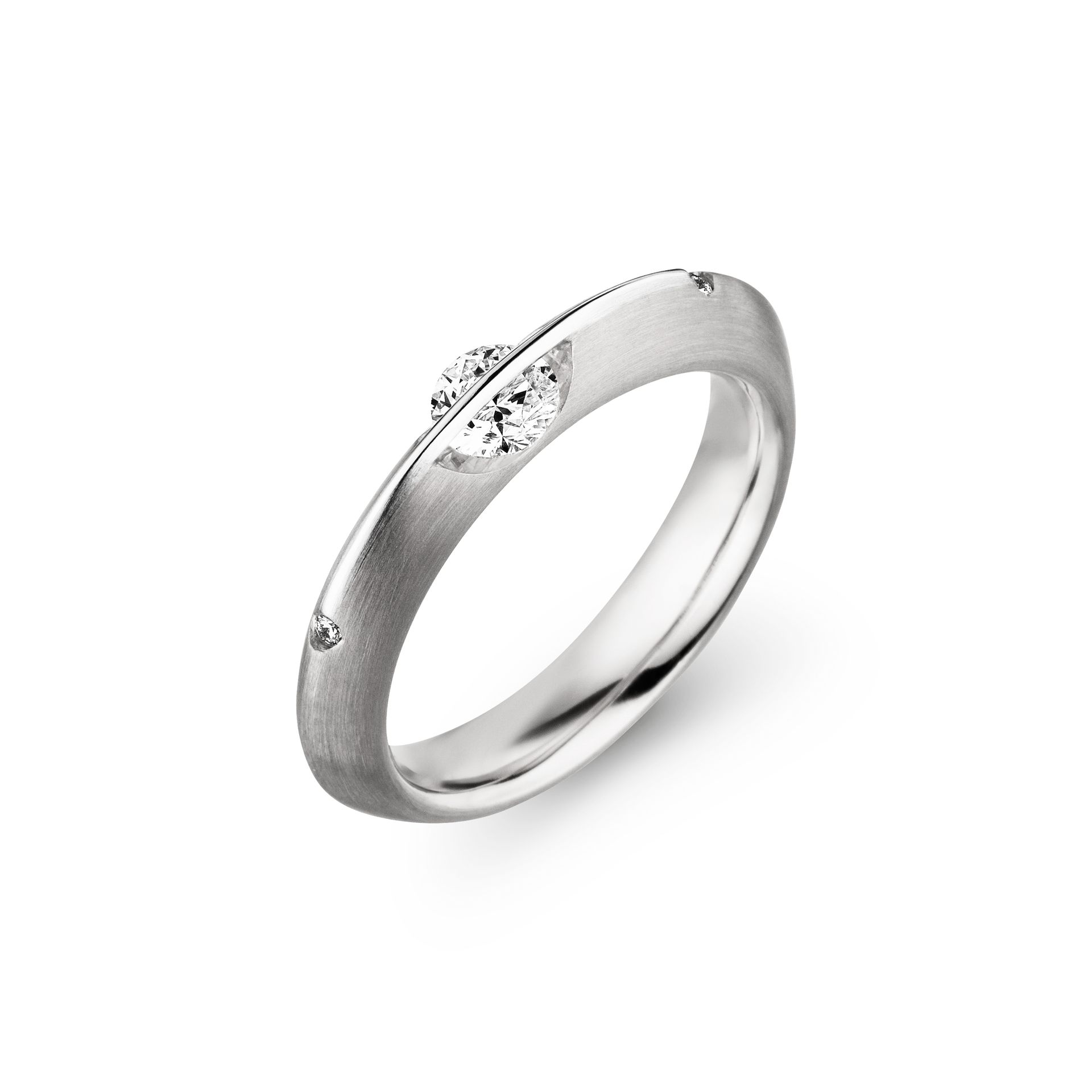Zilveren ring met een geborstelde afwerking en een grote, ronde edelsteen, met een kleinere edelsteen op de band.