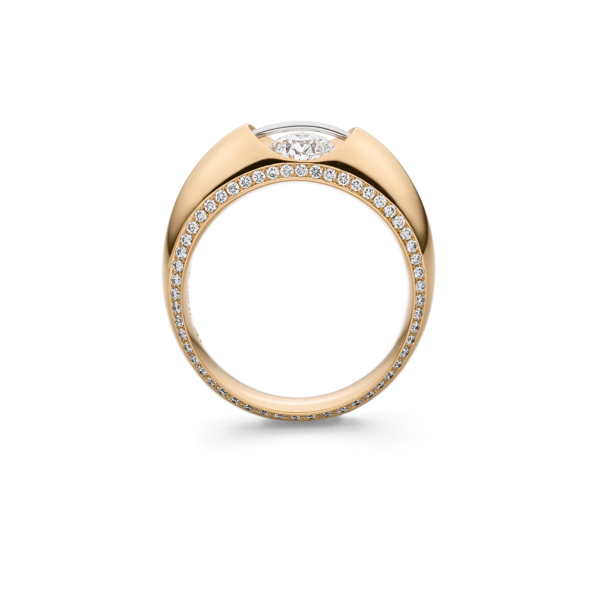 Gouden ring met een centrale diamant, kleine diamanten op de band, witte achtergrond.