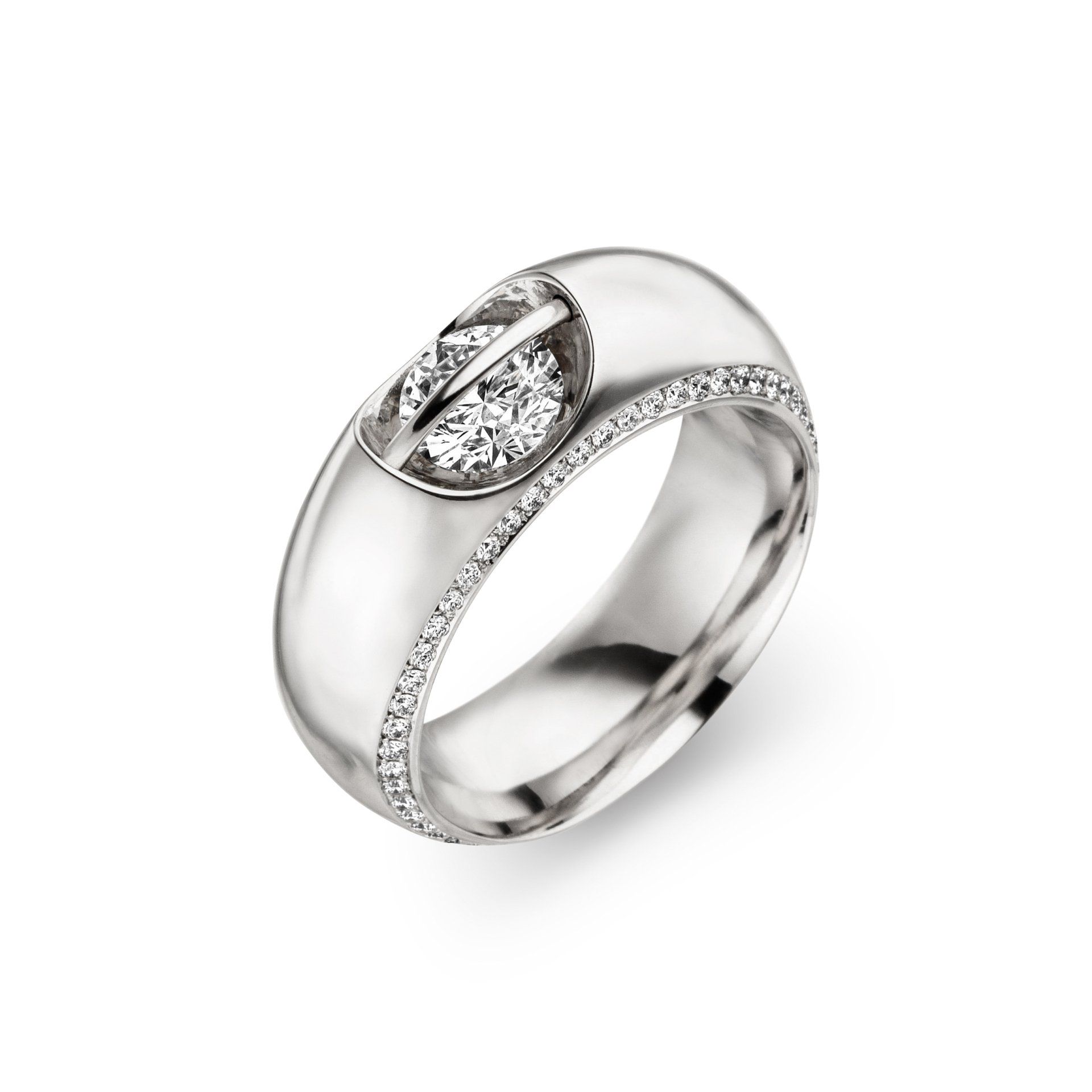 Witgouden ring met diamanten, met een met diamanten bezet middenstuk en een rij kleinere diamanten langs de band.