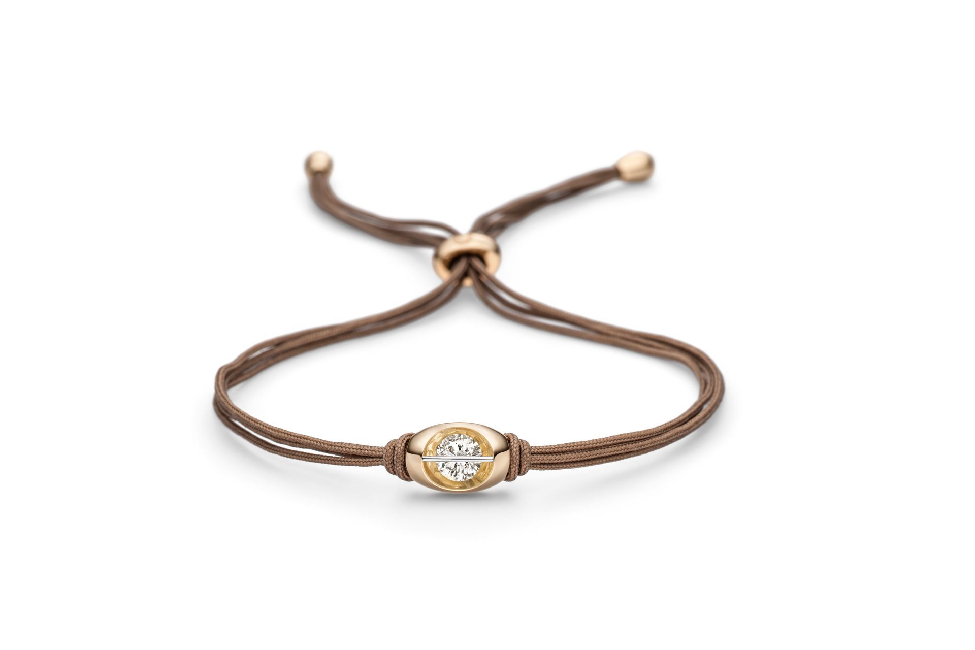 Armband van bruin gevlochten koord met een gouden accent en een edelsteen in het midden.