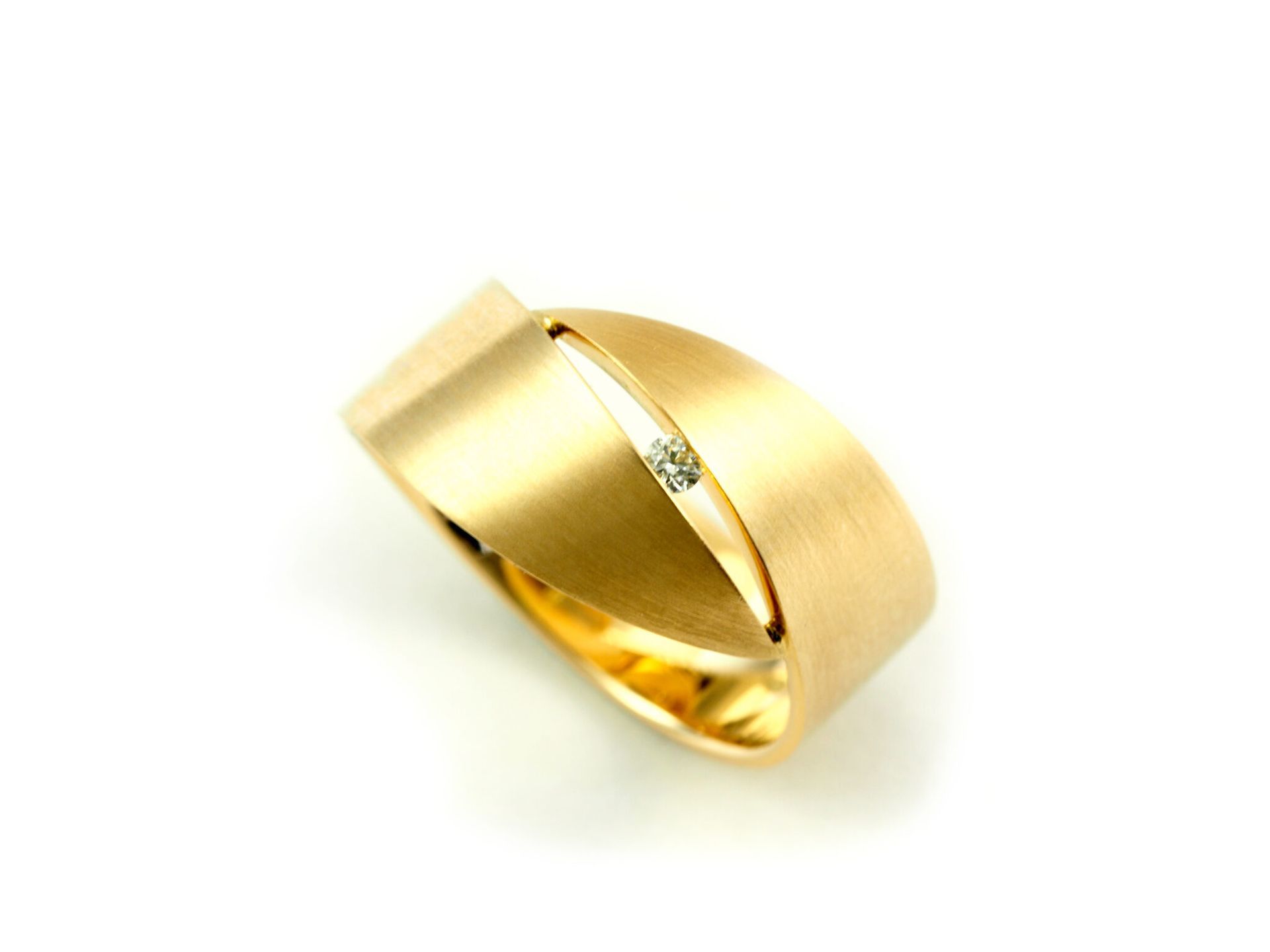 Gouden ring met een geborstelde afwerking, met een diamant in de band.