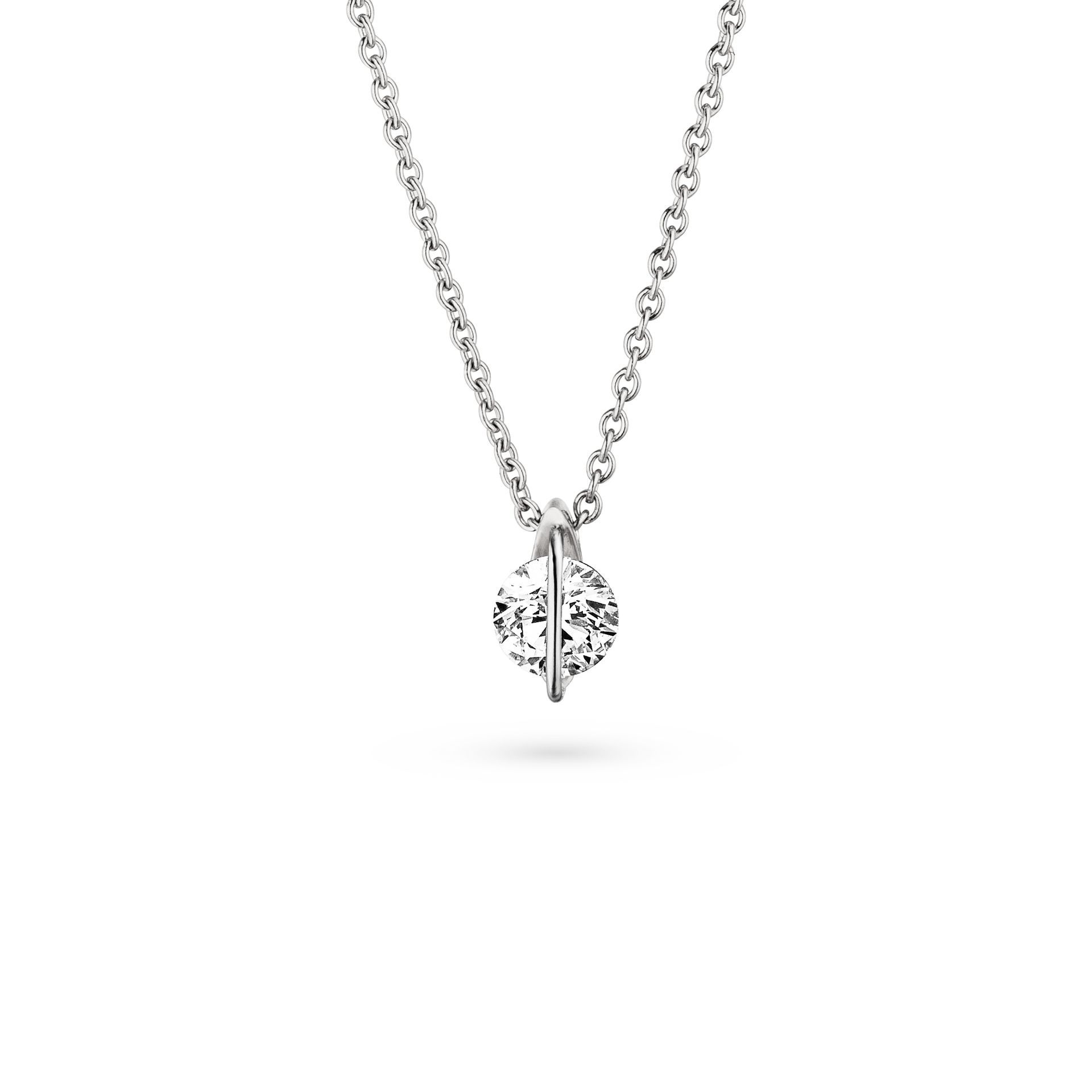 Zilveren ketting met een enkele diamant als hanger.