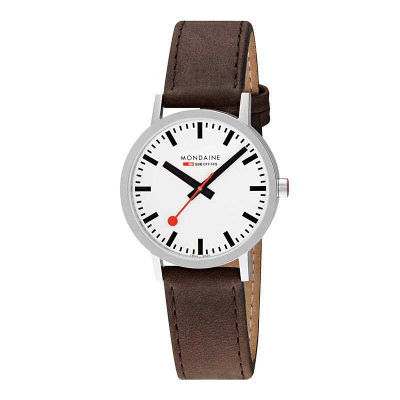 Horloge met zilveren kast, witte wijzerplaat, zwarte wijzers, rode secondewijzer en bruine leren band.