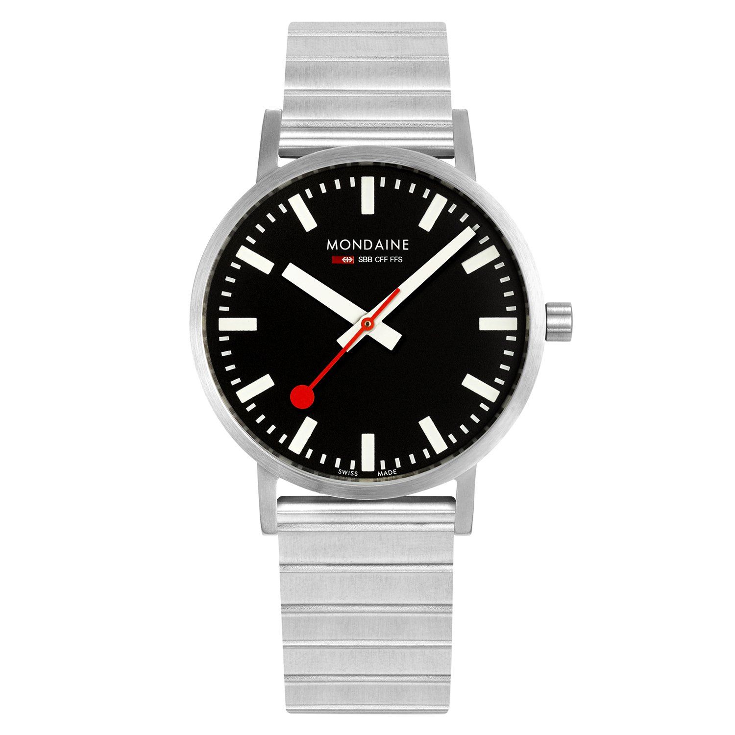 Mondaine horloge met zwarte wijzerplaat, witte markeringen, rode secondewijzer en band van roestvrij staal.