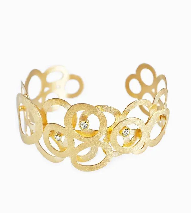 Gouden opengewerkte armband met cirkels en kleine diamantjes.