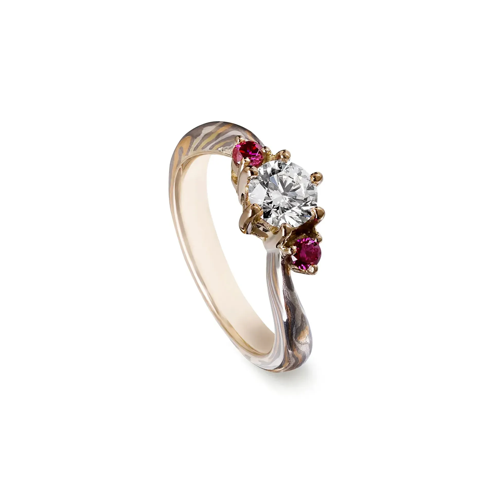 Verlovingsring met diamant en robijn en een getextureerde zilveren band.
