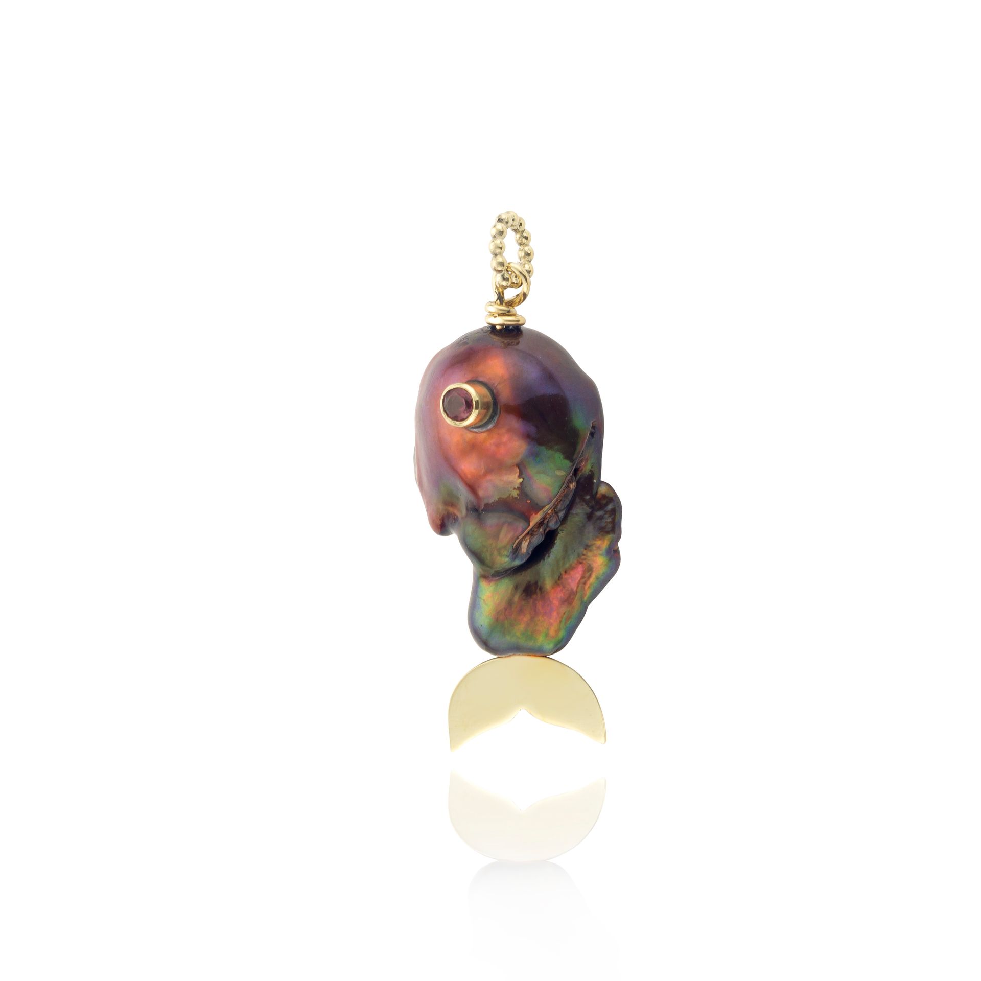 Hanger met iriserende parel, gouden accenten en een klein rood steentje.