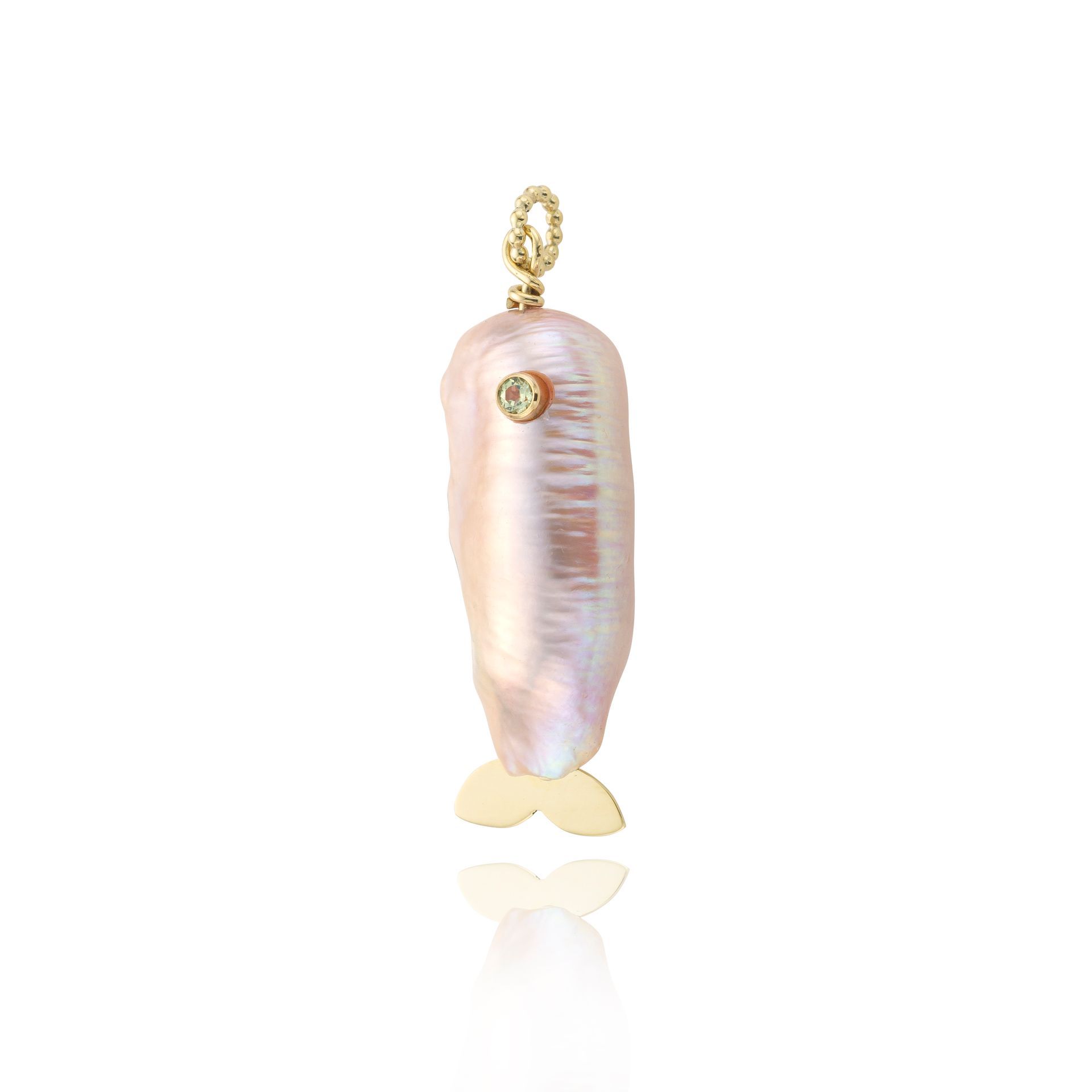 Parelhanger in de vorm van een walvis met een diamanten oog en gouden details.