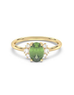 Gouden ring met een ovale groene edelsteen, omgeven door kleine witte steentjes.