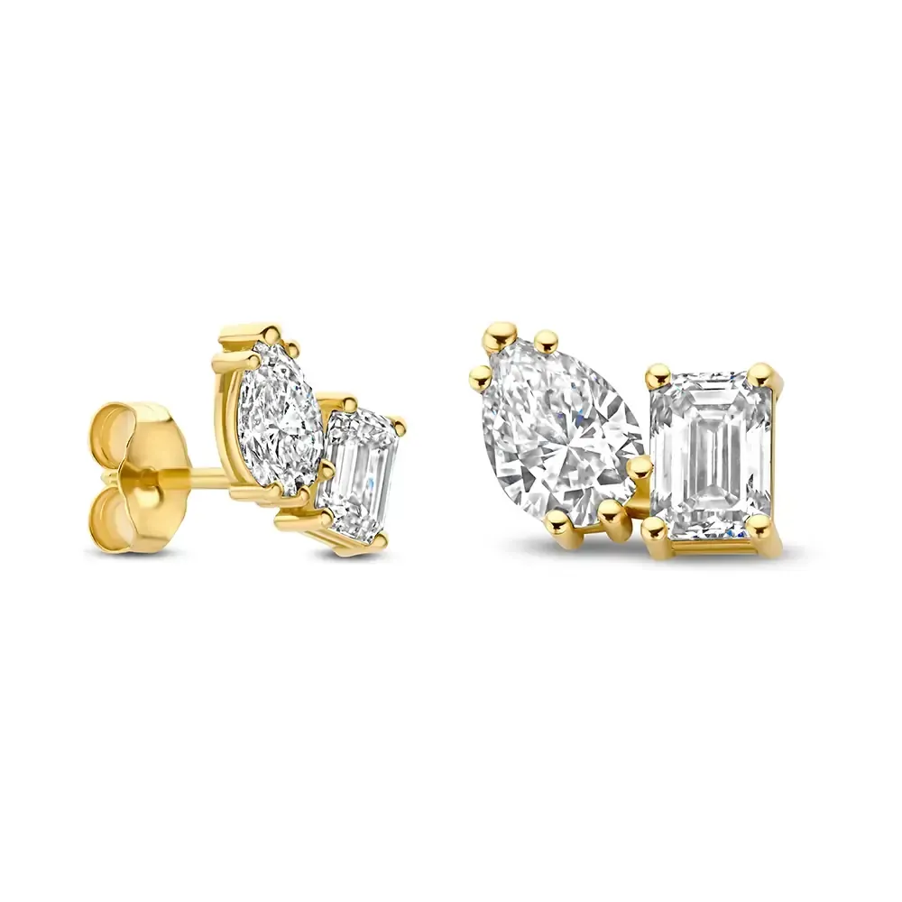 Twee ringen, bezet met diamanten, één van goud en één van zilver, op een lichte achtergrond met lint.