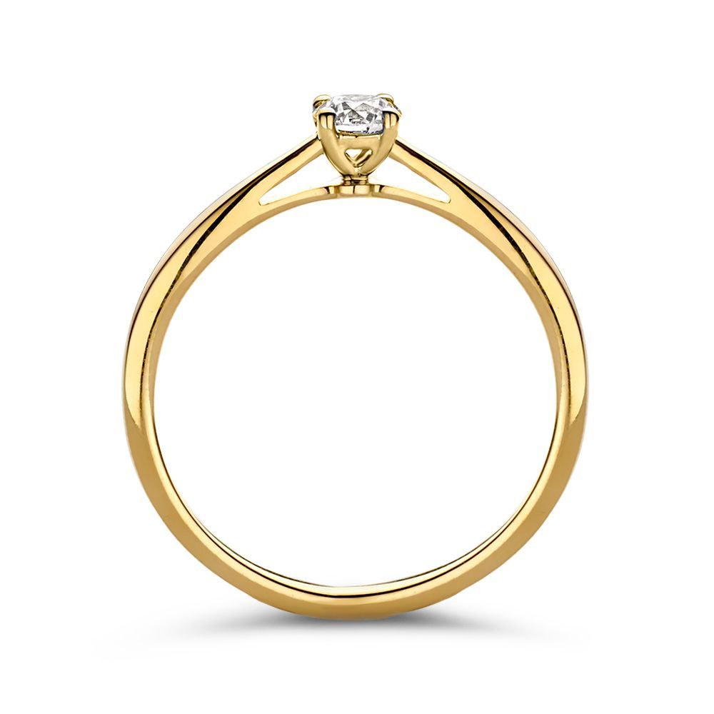 Gouden verlovingsring met een kleine, in het midden geplaatste diamant.